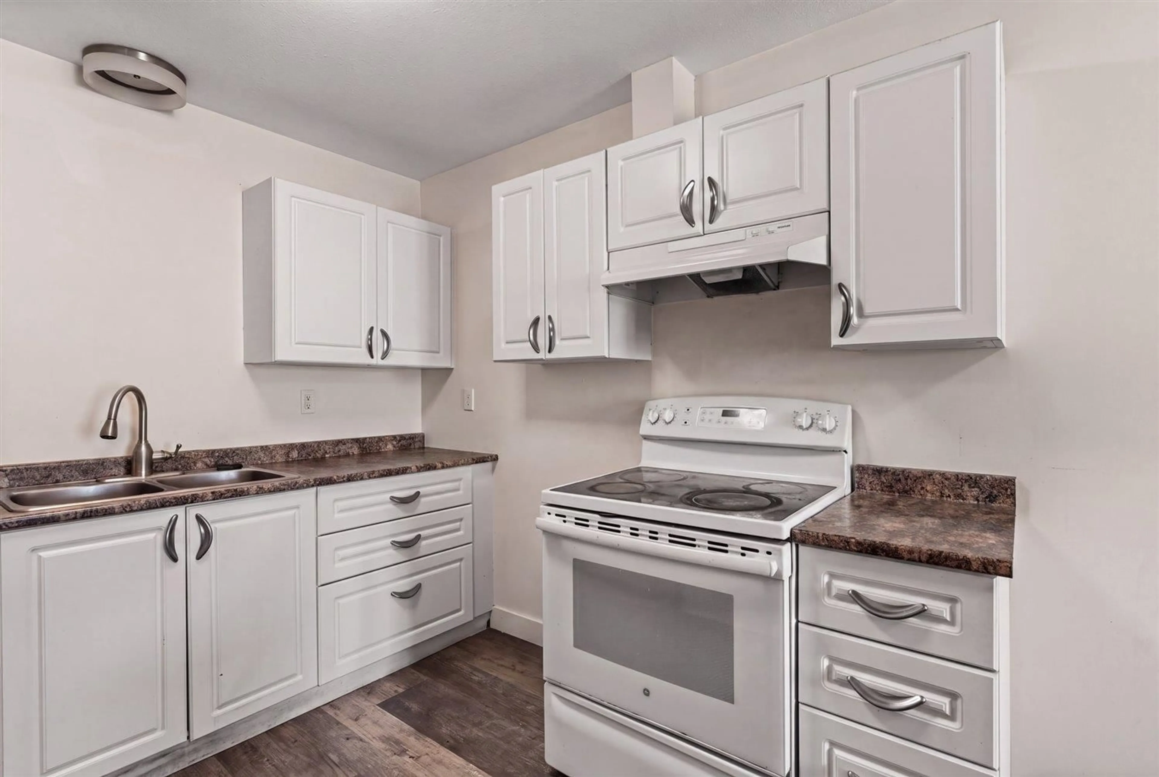 Standard kitchen, unknown for 109 - 7435 SHAW AVENUE, Chilliwack British Columbia V2R3C1