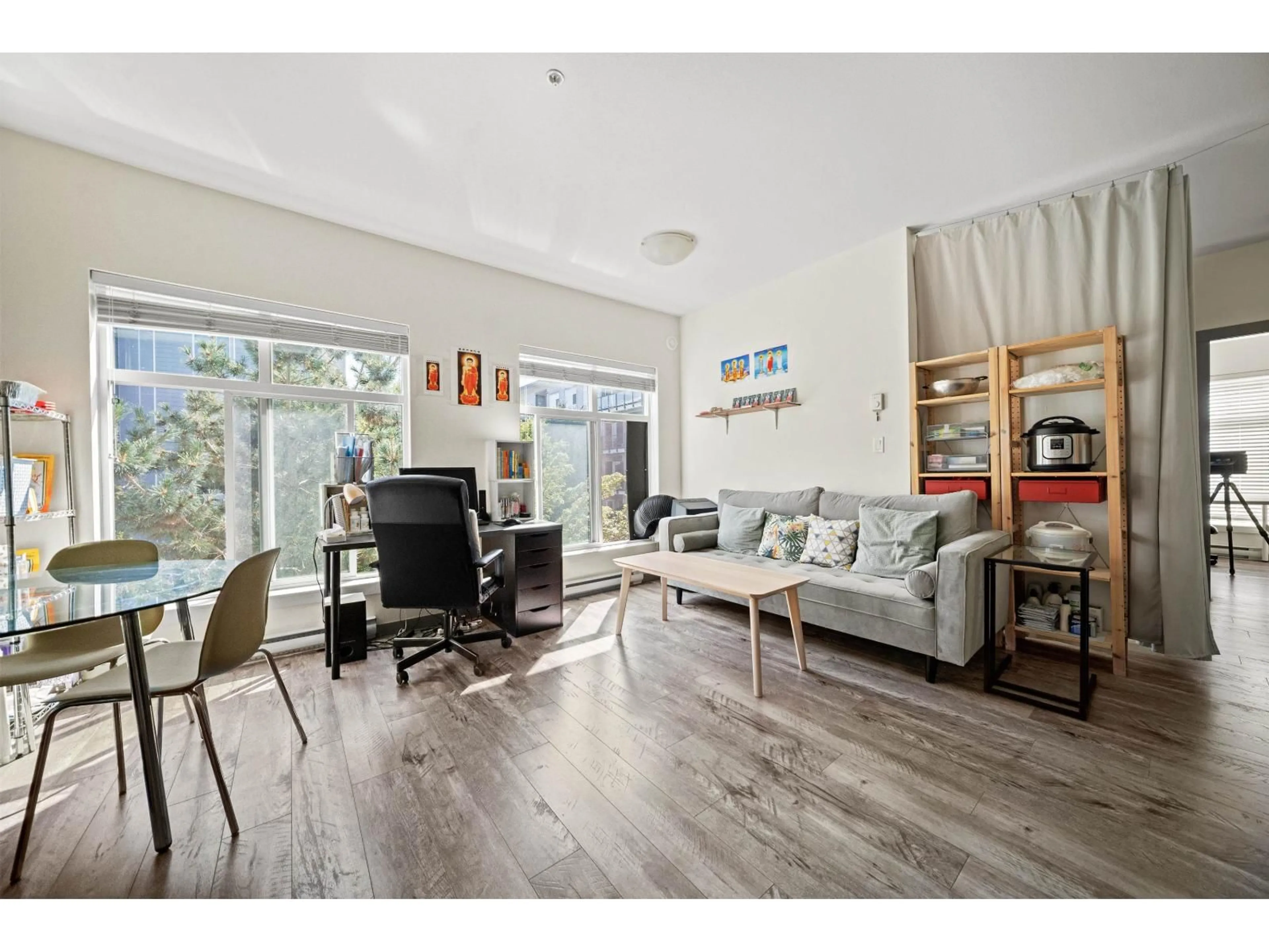 Living room with furniture, wood/laminate floor for 321 - 13728 108 AVENUE, Surrey British Columbia V3T0G2