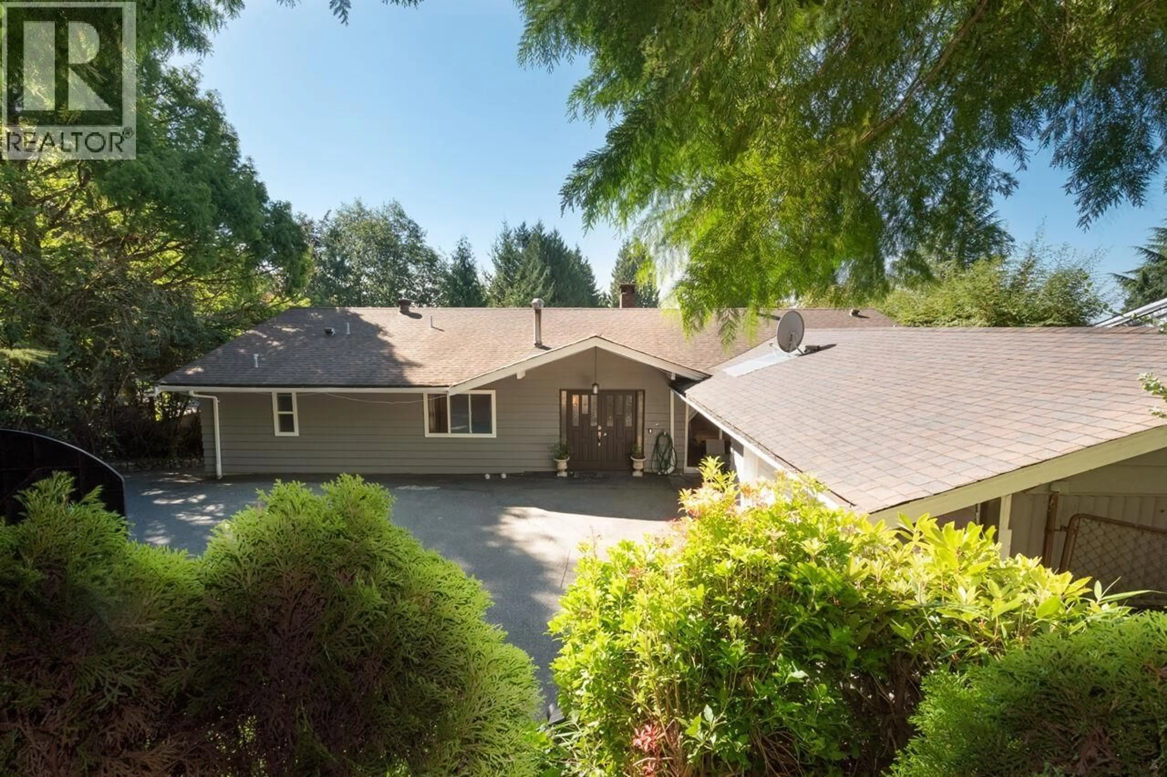 A pic from outside/outdoor area/front of a property/back of a property/a pic from drone, unknown for 1181 CHARTWELL DRIVE, West Vancouver British Columbia V7S2R1
