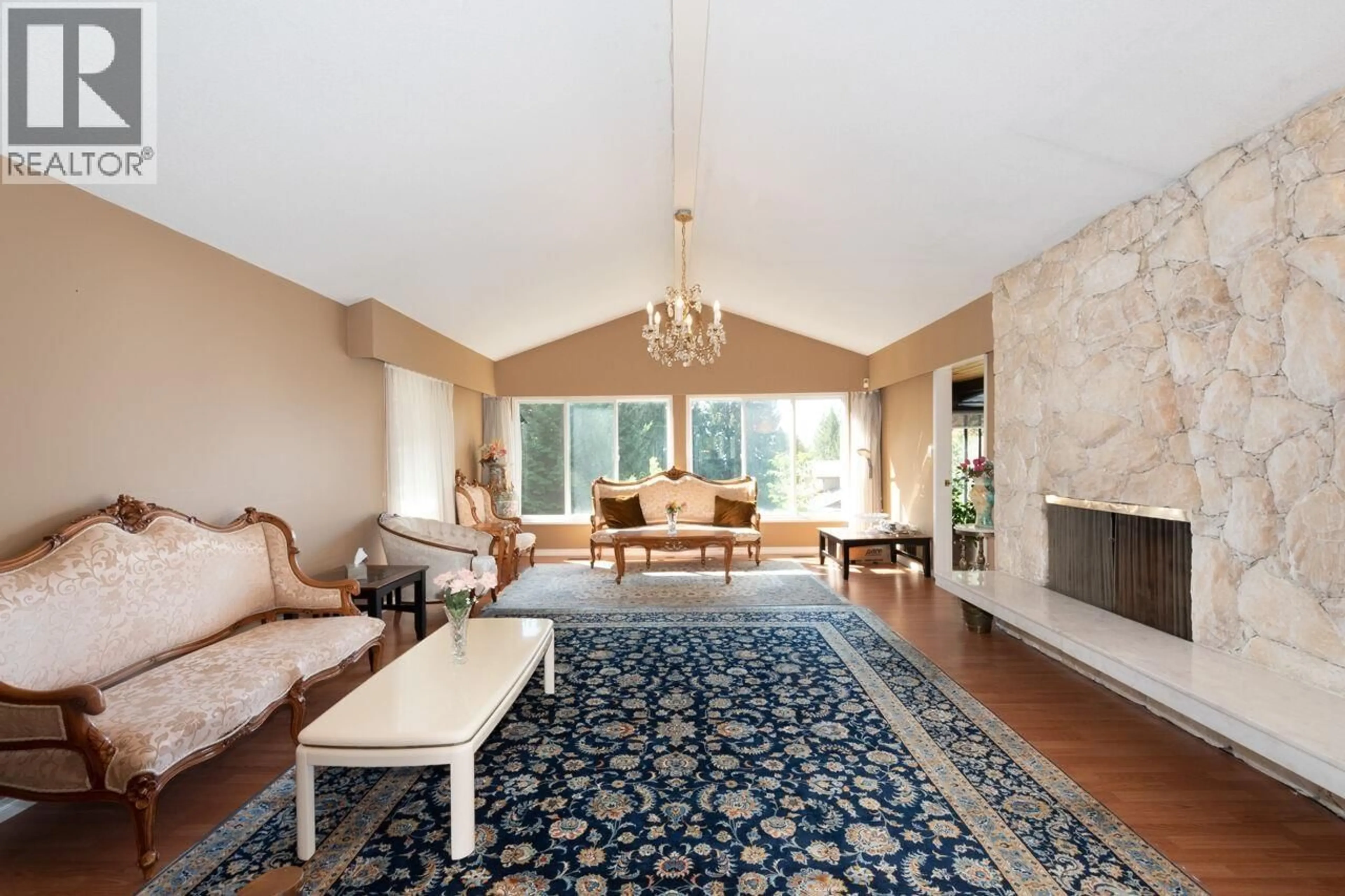 Indoor foyer for 1181 CHARTWELL DRIVE, West Vancouver British Columbia V7S2R1