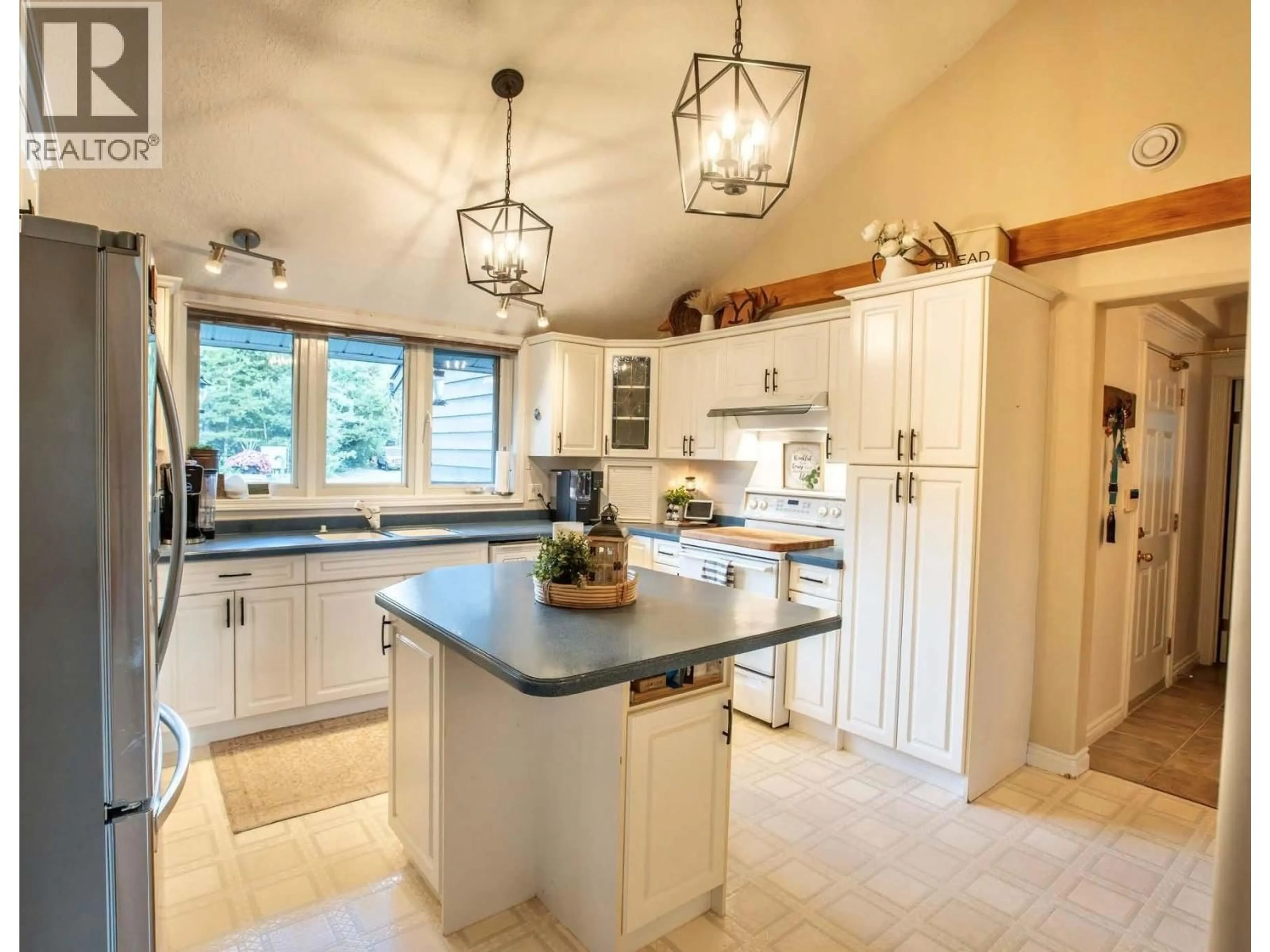 Open concept kitchen, ceramic/tile floor for 1930 CRANBERRY PLACE, Valemount British Columbia V0E2Z0