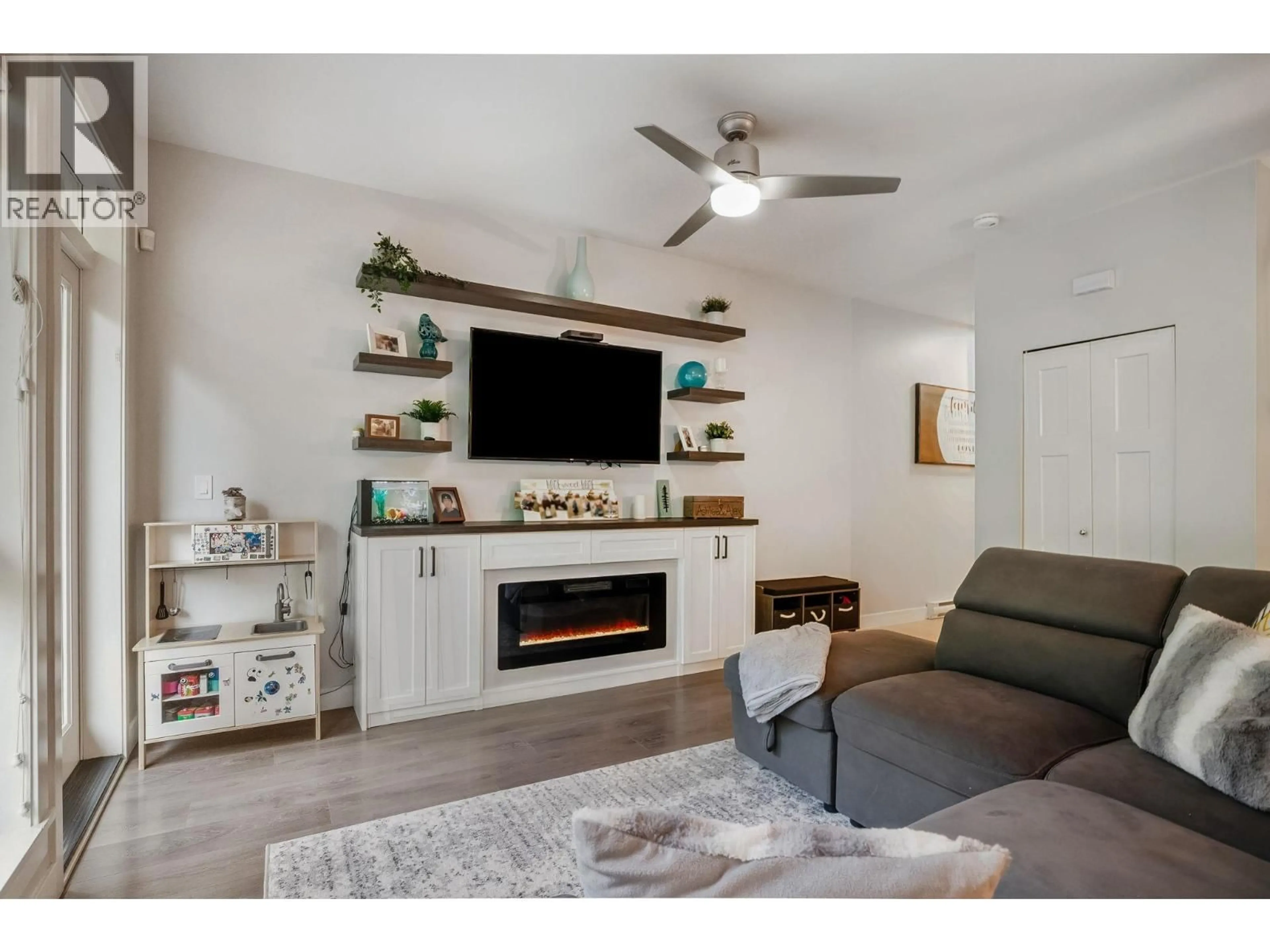 Living room with furniture, wood/laminate floor for 152 - 11305 240 STREET, Maple Ridge British Columbia V2W0J1