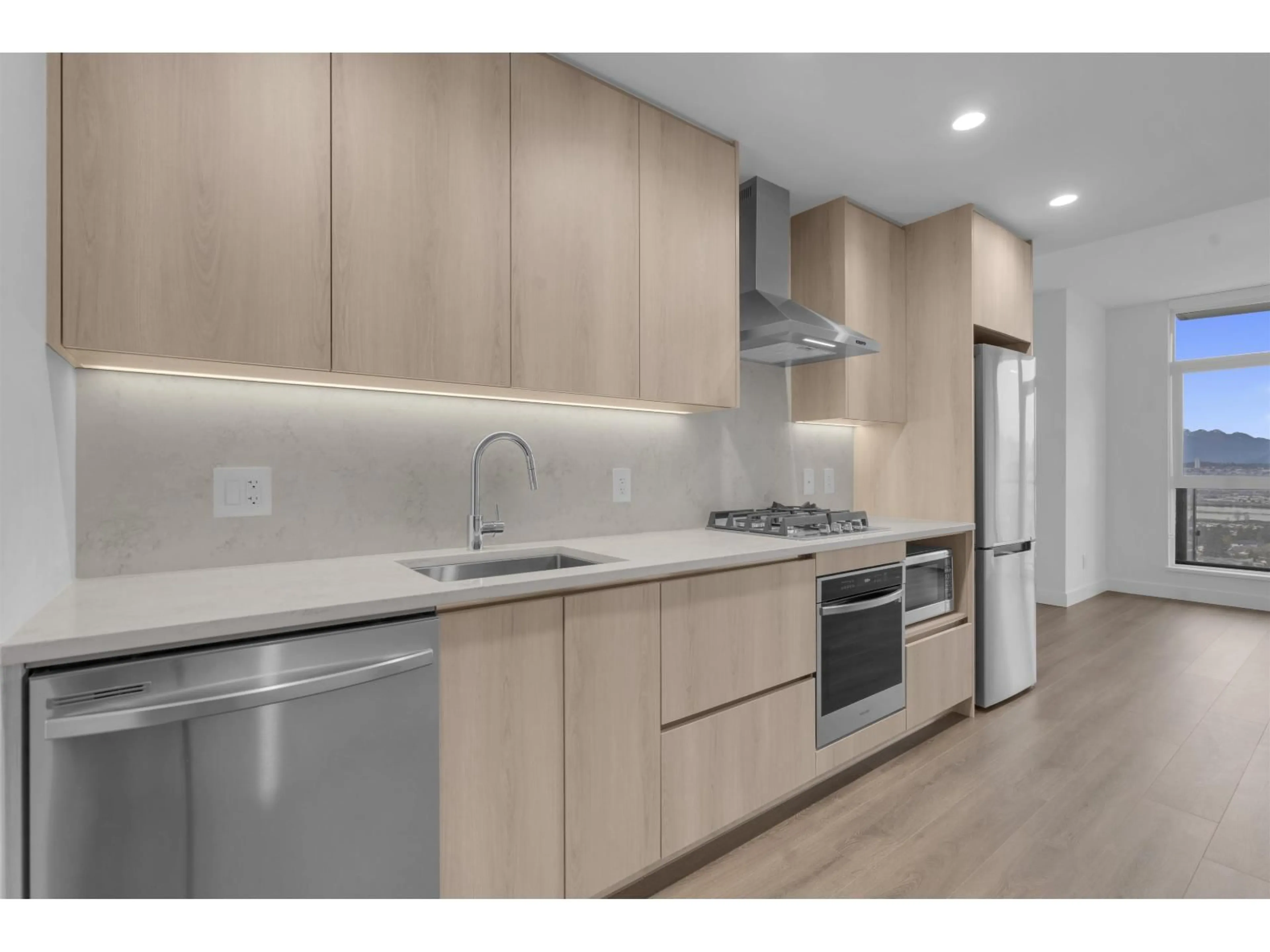 Standard kitchen, wood/laminate floor for 1709 - 10750 135A STREET, Surrey British Columbia V3T0V4