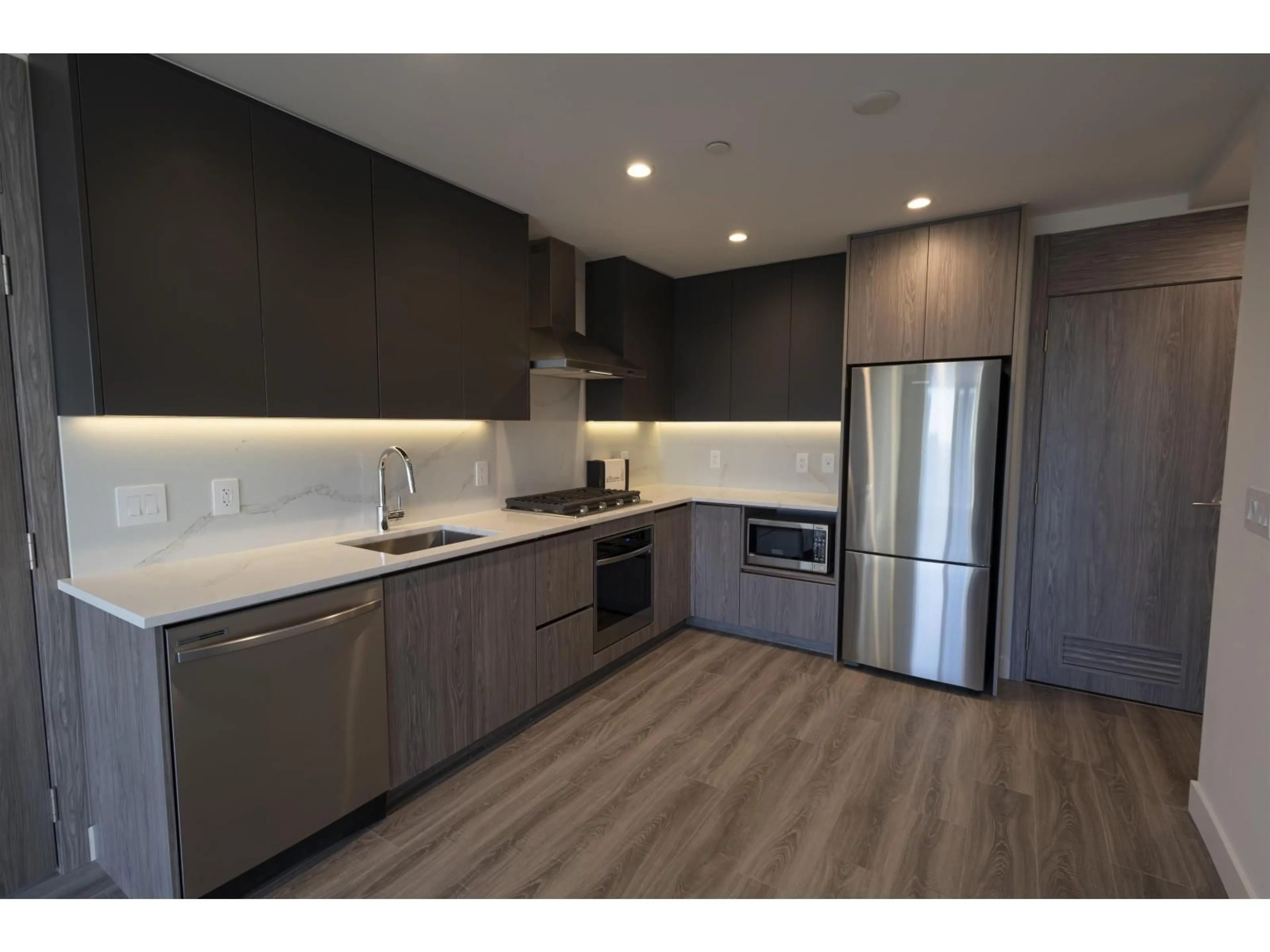 Open concept kitchen, wood/laminate floor for 3506 - 10750 135A STREET, Surrey British Columbia V3T0V4