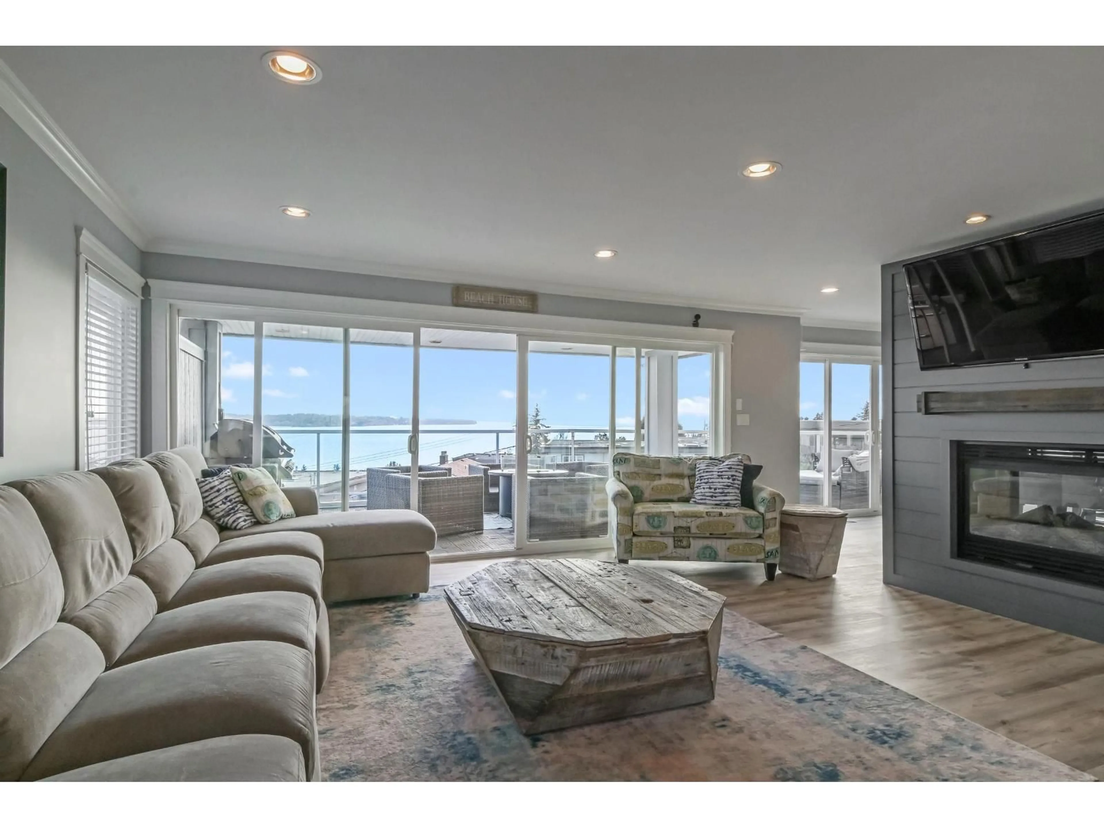 Living room with furniture, unknown for 15587 SEMIAHMOO AVENUE, White Rock British Columbia V4B1V3