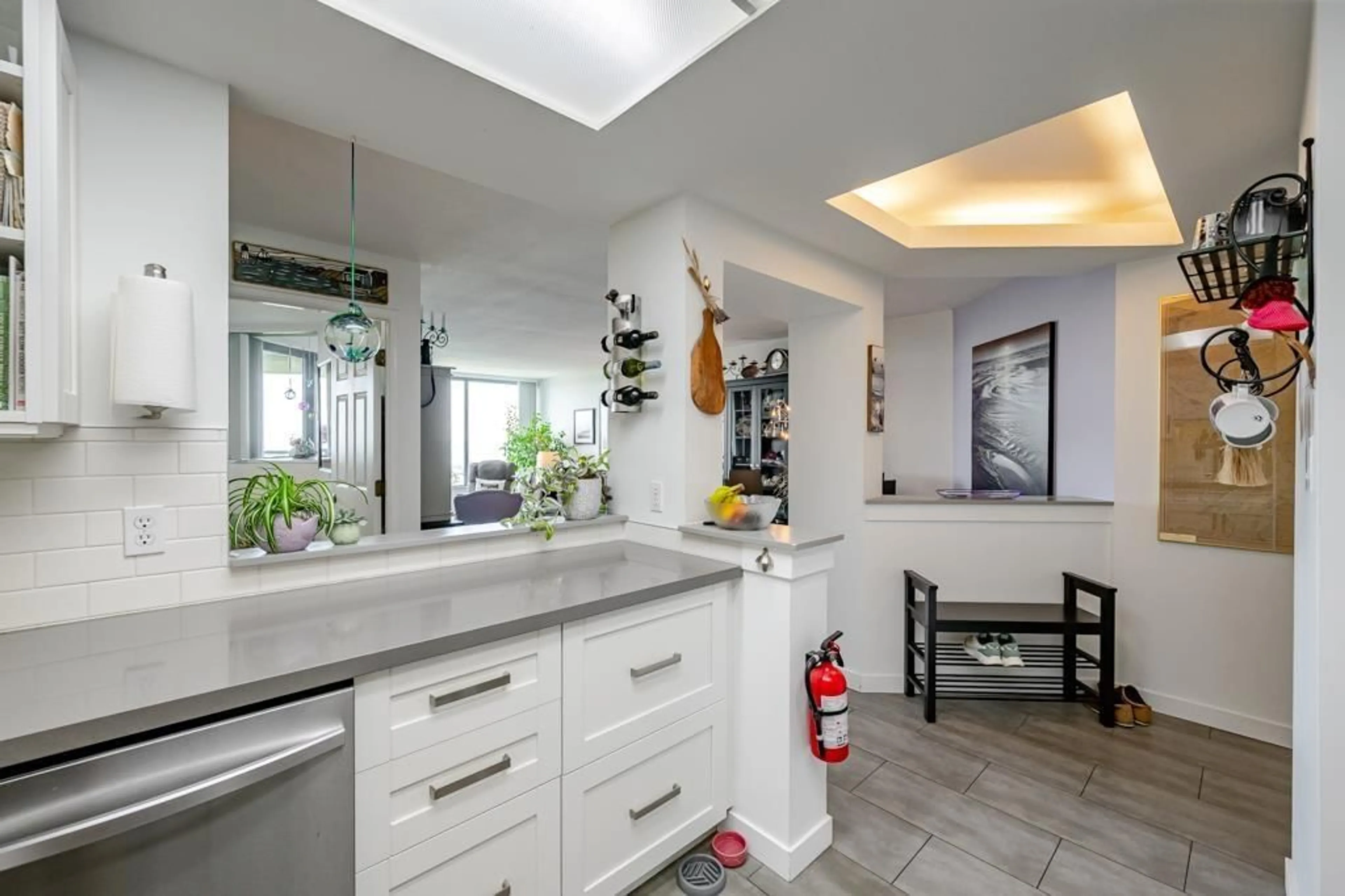Contemporary bathroom, ceramic/tile floor for 1503 - 13353 108 AVENUE, Surrey British Columbia V3T5T5