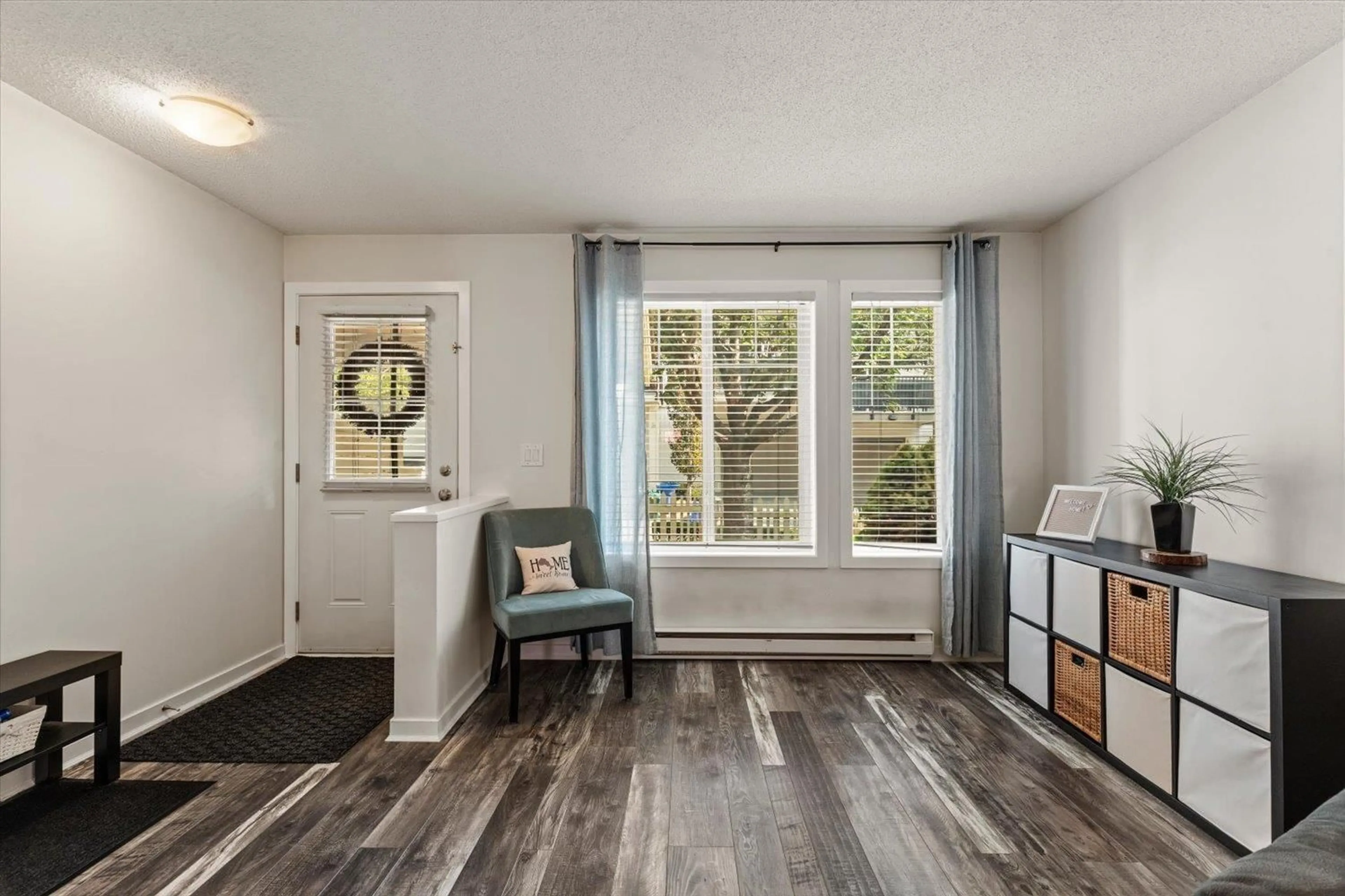 Indoor entryway for 2 - 4401 BLAUSON BOULEVARD, Abbotsford British Columbia V3G0A4