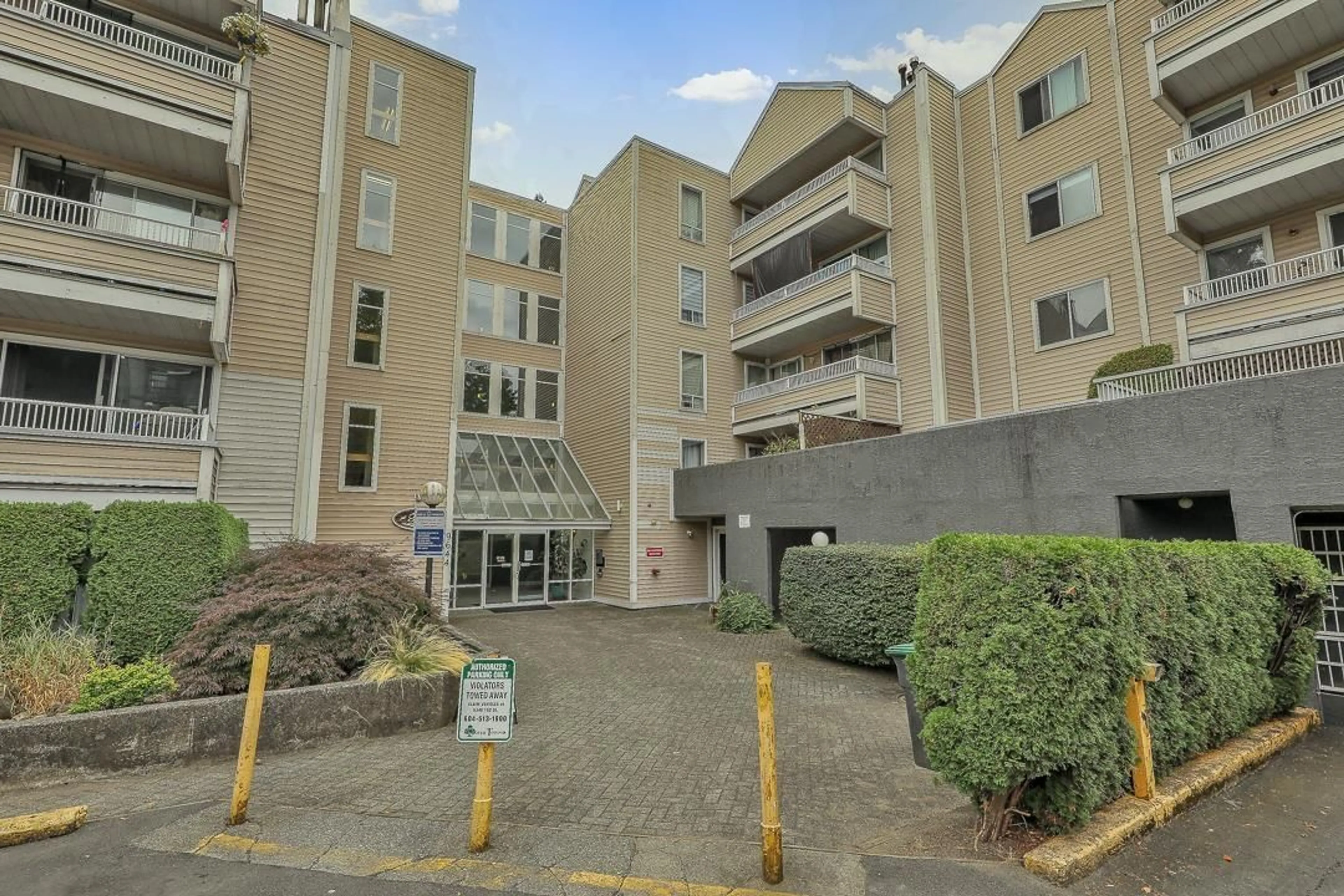Indoor foyer for 205 - 9644 134 STREET, Surrey British Columbia V3T5M3