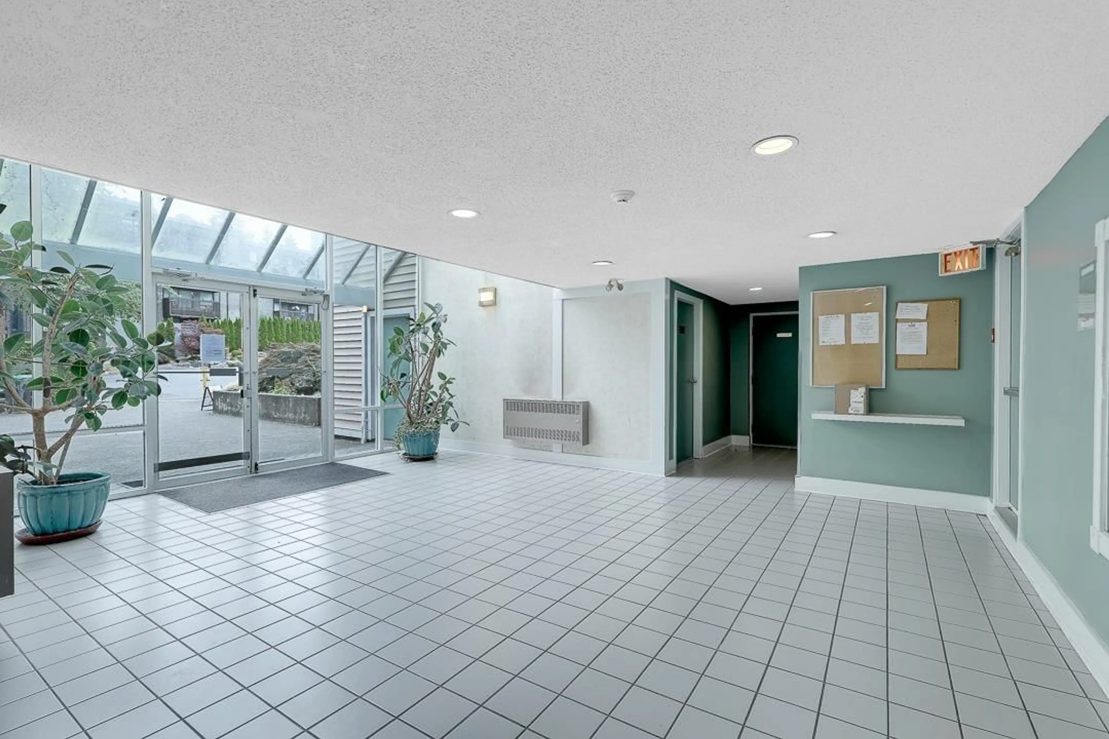 Indoor foyer for 205 - 9644 134 STREET, Surrey British Columbia V3T5M3