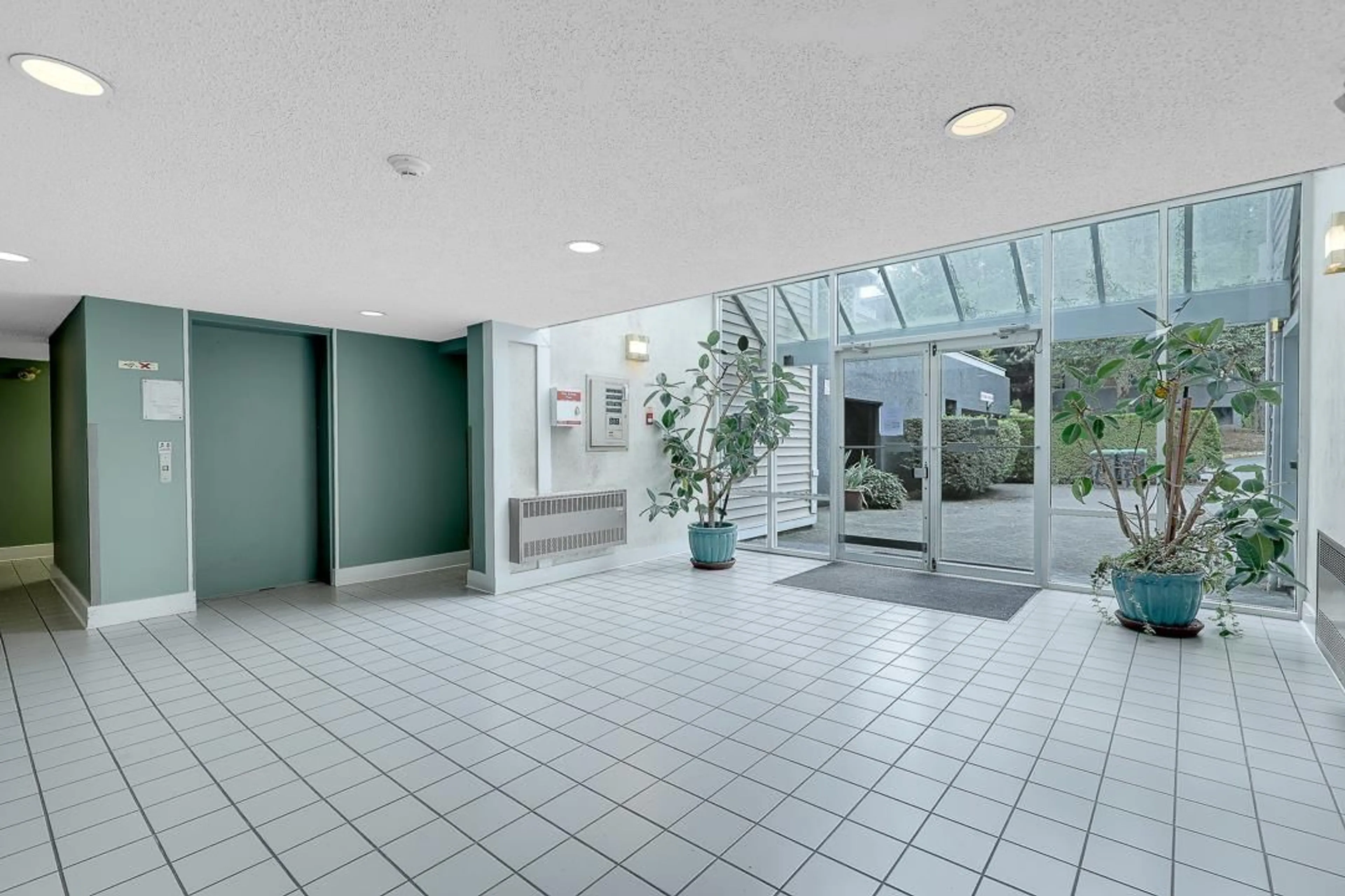 Indoor foyer for 205 - 9644 134 STREET, Surrey British Columbia V3T5M3