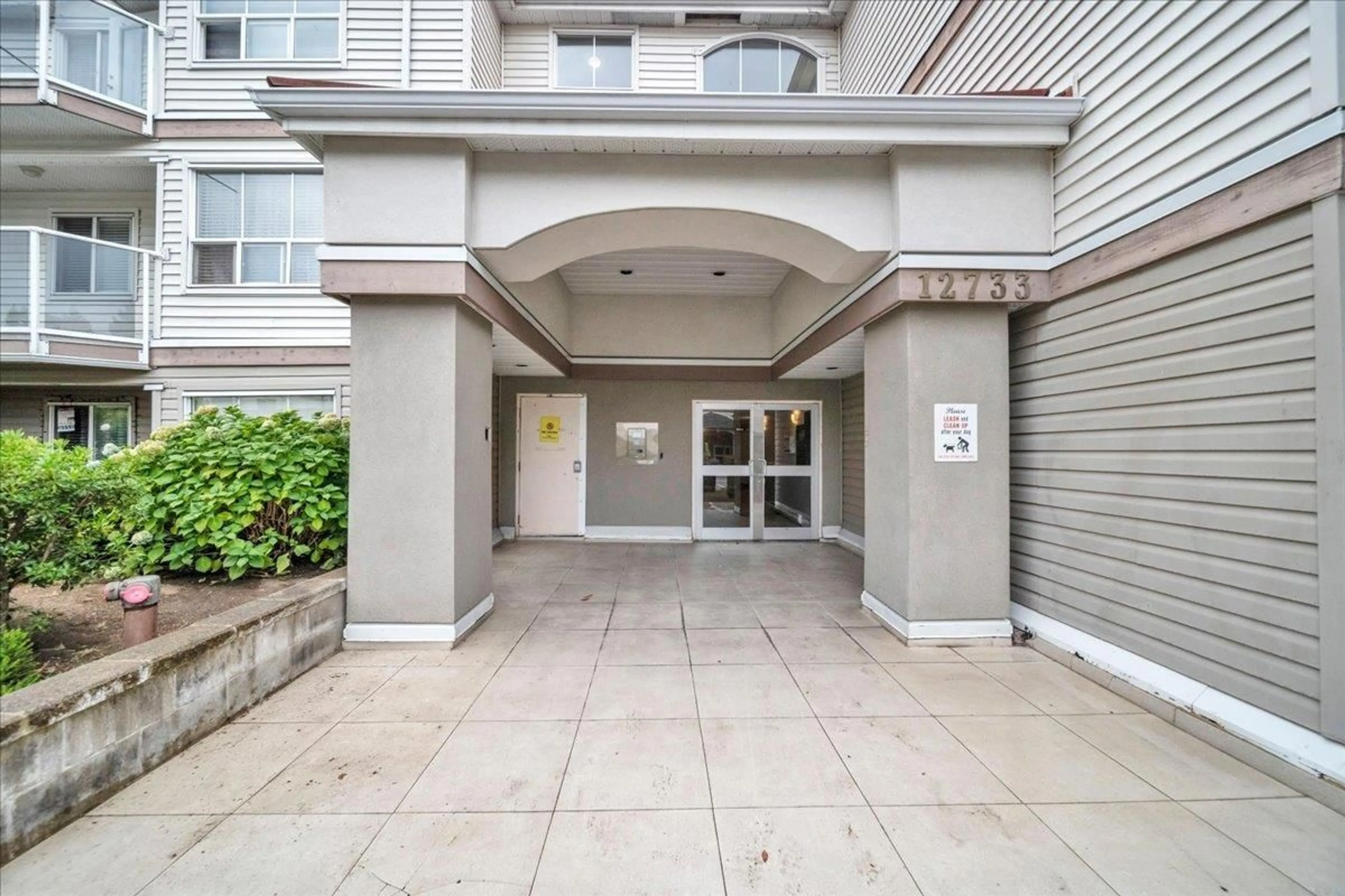 Indoor foyer for 103 - 12733 72 AVENUE, Surrey British Columbia V3W2M7