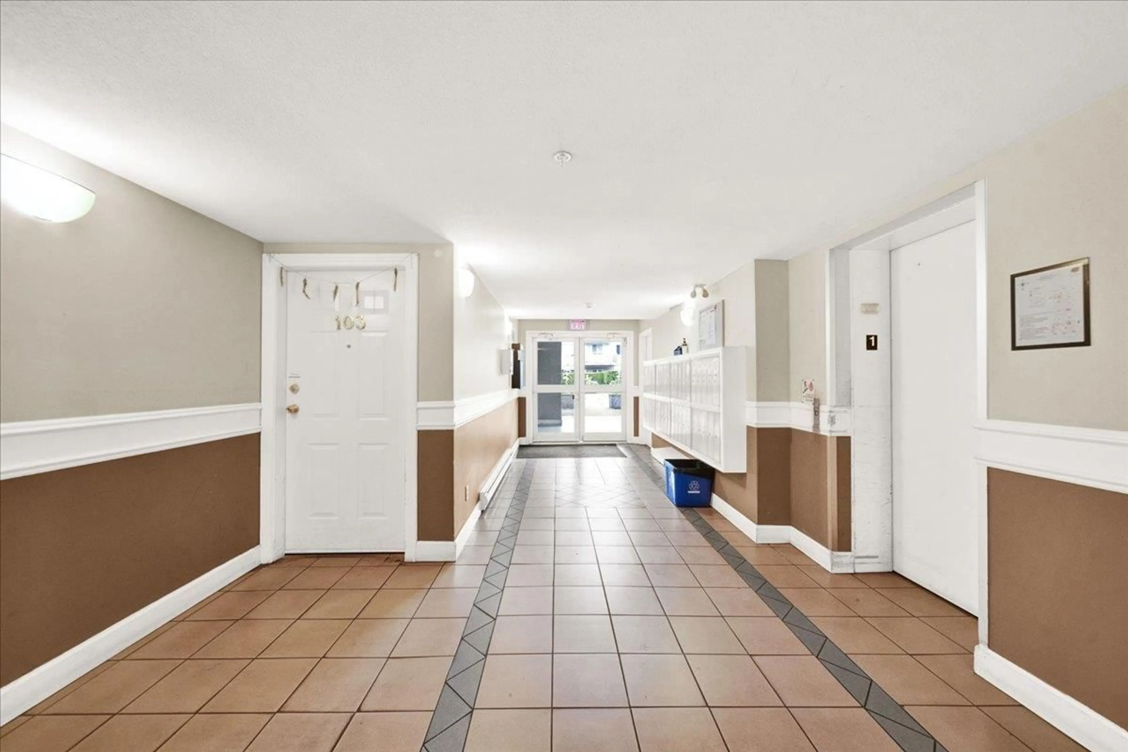 Indoor foyer for 103 - 12733 72 AVENUE, Surrey British Columbia V3W2M7