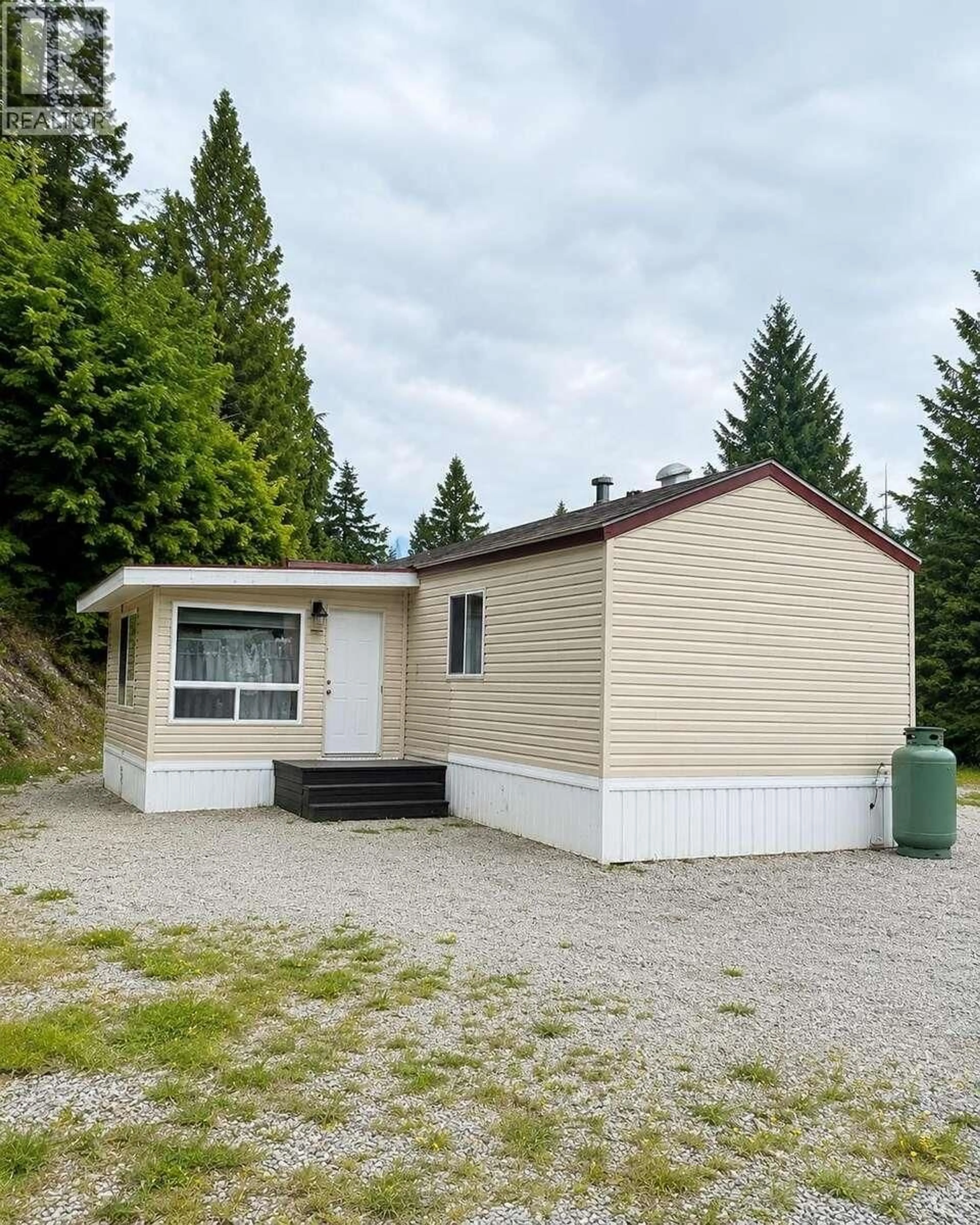Home with vinyl exterior material, building for 15 - 7668 SUNSHINE COAST HIGHWAY, Halfmoon Bay British Columbia V7Z1H3
