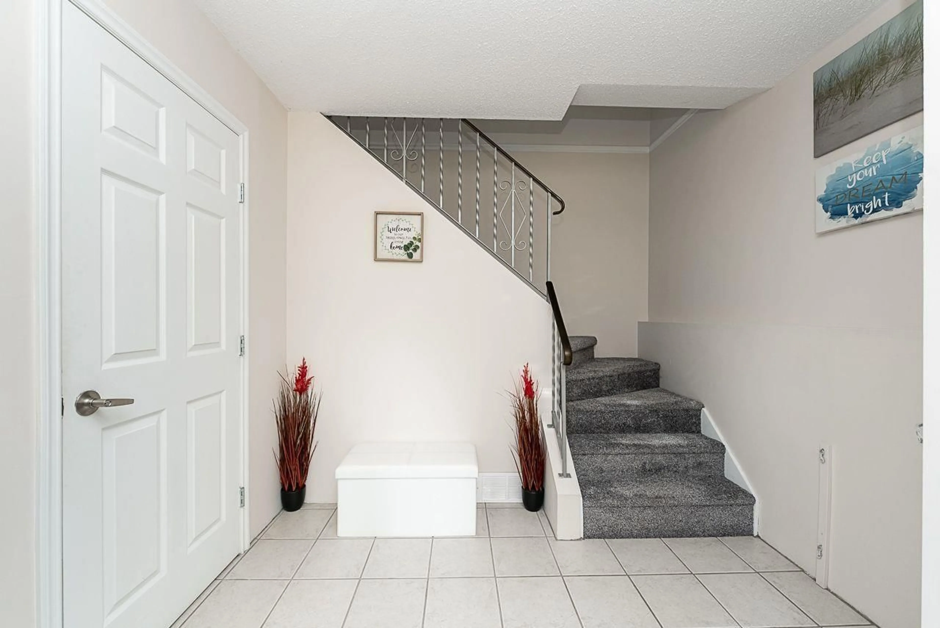 Indoor foyer for 10232 142A STREET, Surrey British Columbia V3T4Z7