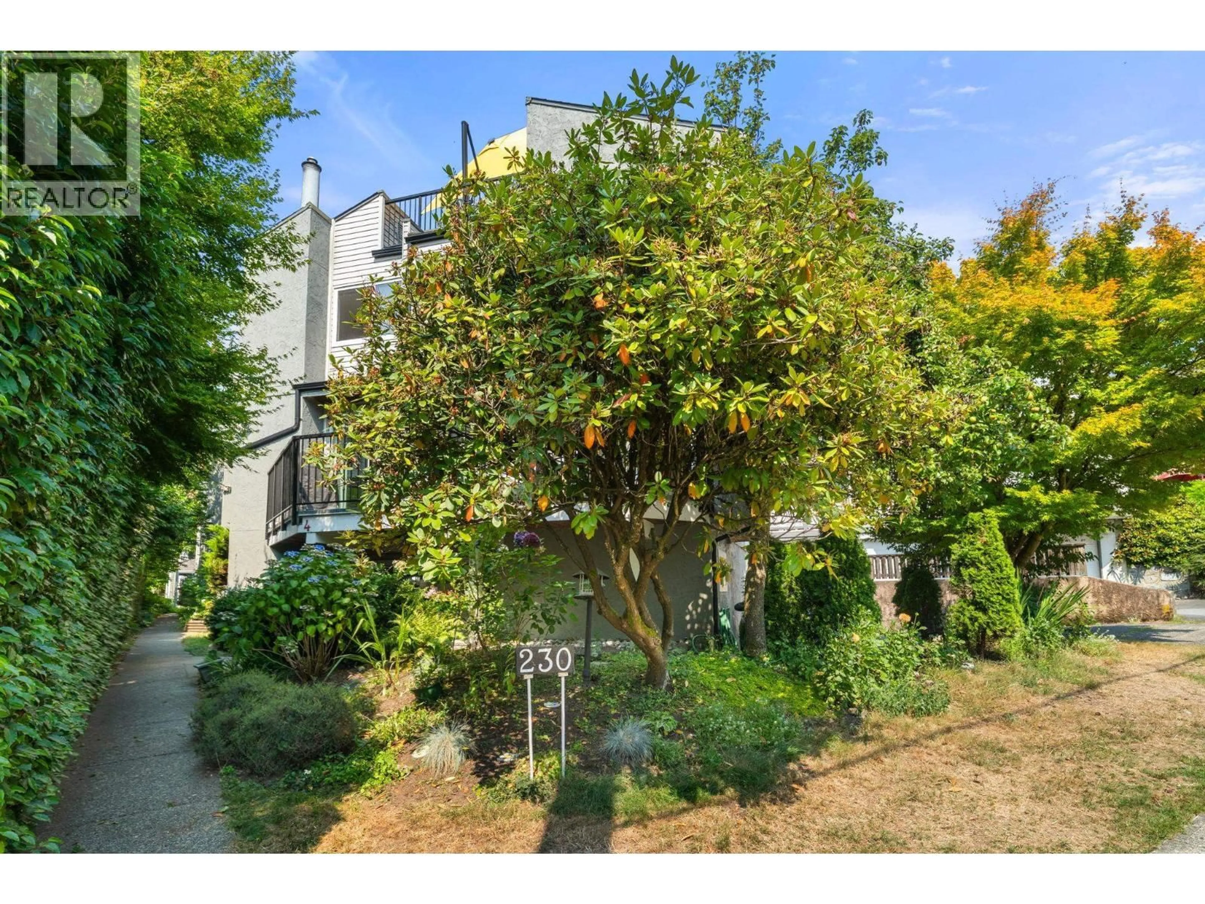 A pic from outside/outdoor area/front of a property/back of a property/a pic from drone, street for 4 - 230 16TH STREET, North Vancouver British Columbia V7M1T6
