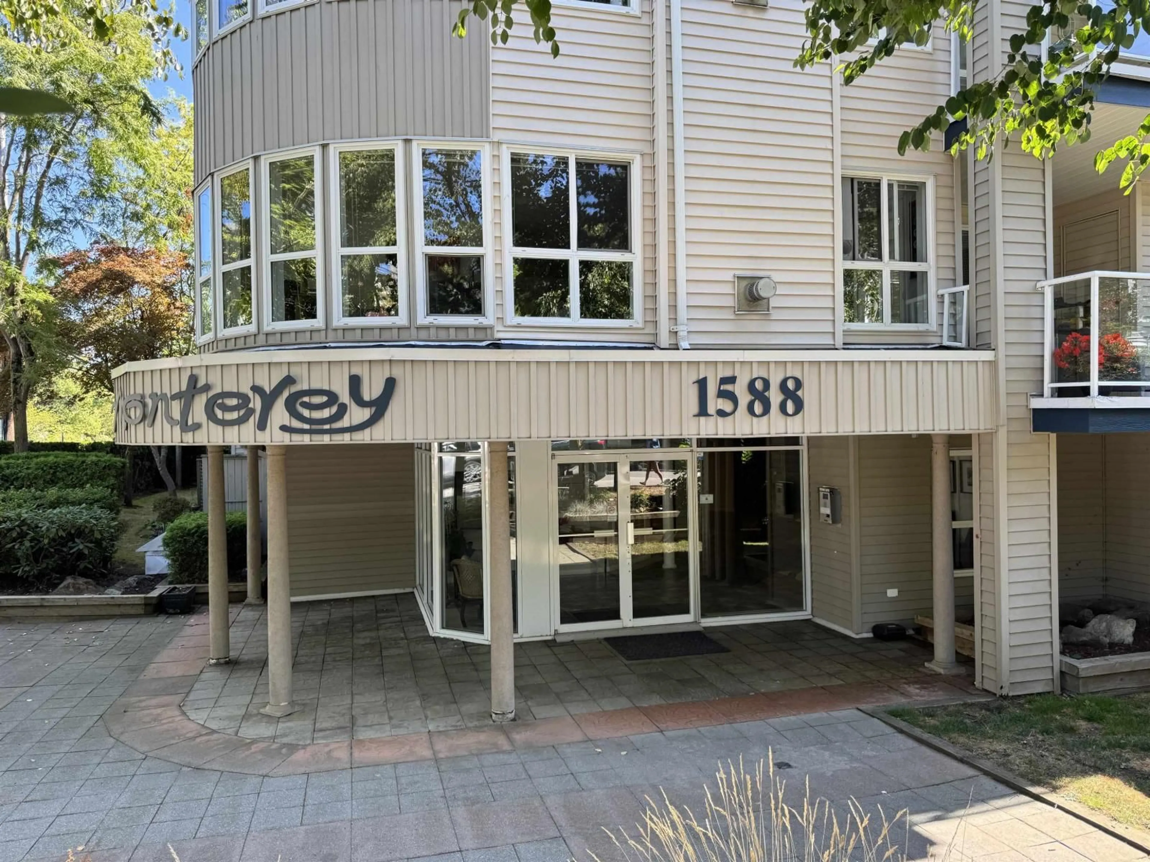 Indoor entryway for 104 - 1588 BEST STREET, White Rock British Columbia V4B4G1