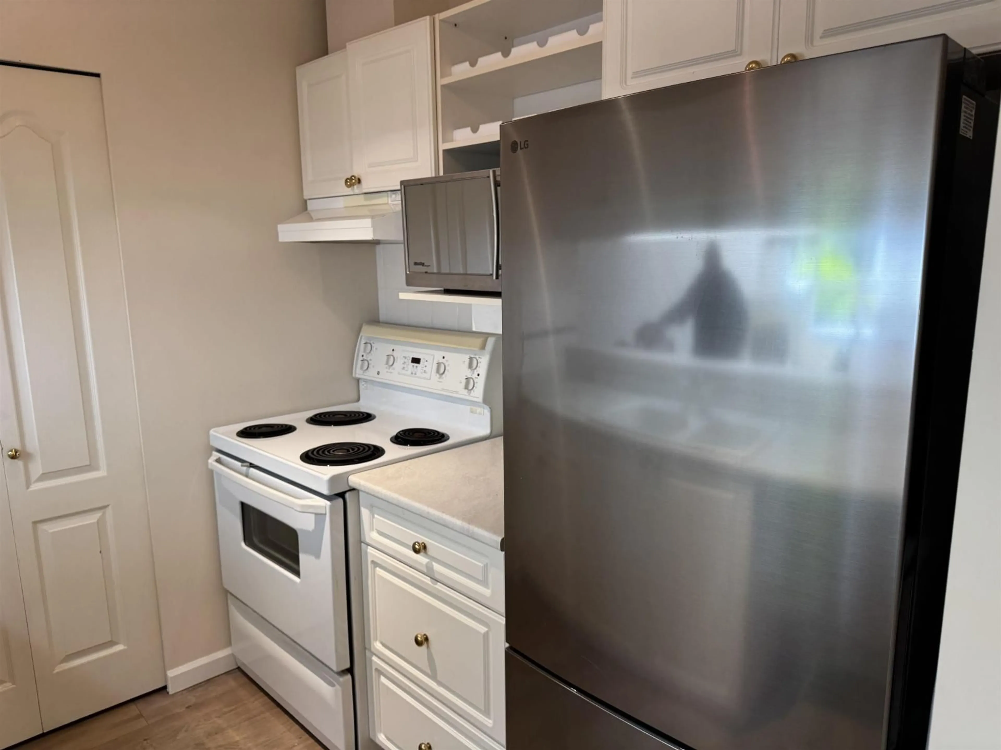 Standard kitchen, unknown for 104 - 1588 BEST STREET, White Rock British Columbia V4B4G1
