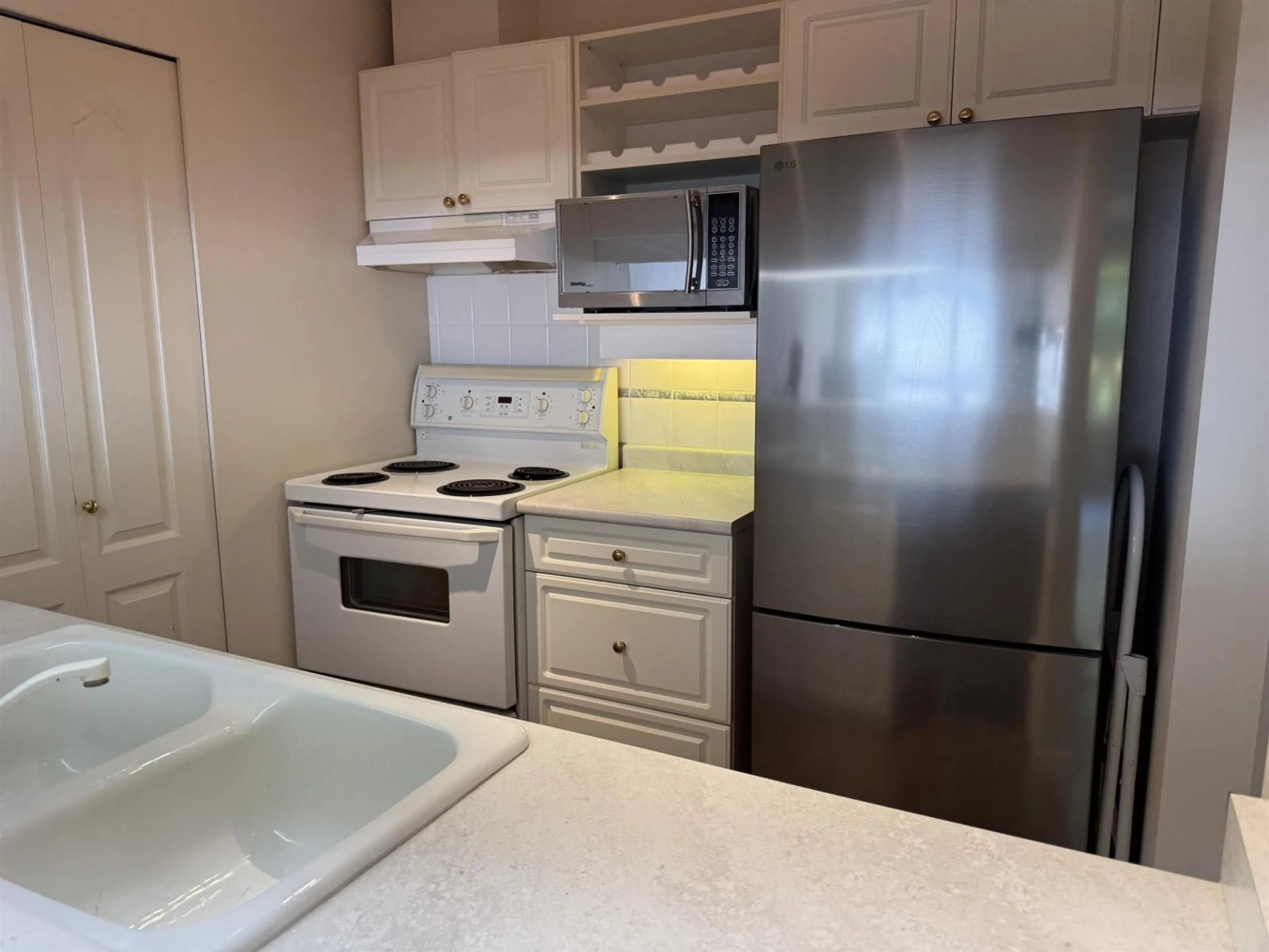 Standard kitchen, unknown for 104 - 1588 BEST STREET, White Rock British Columbia V4B4G1