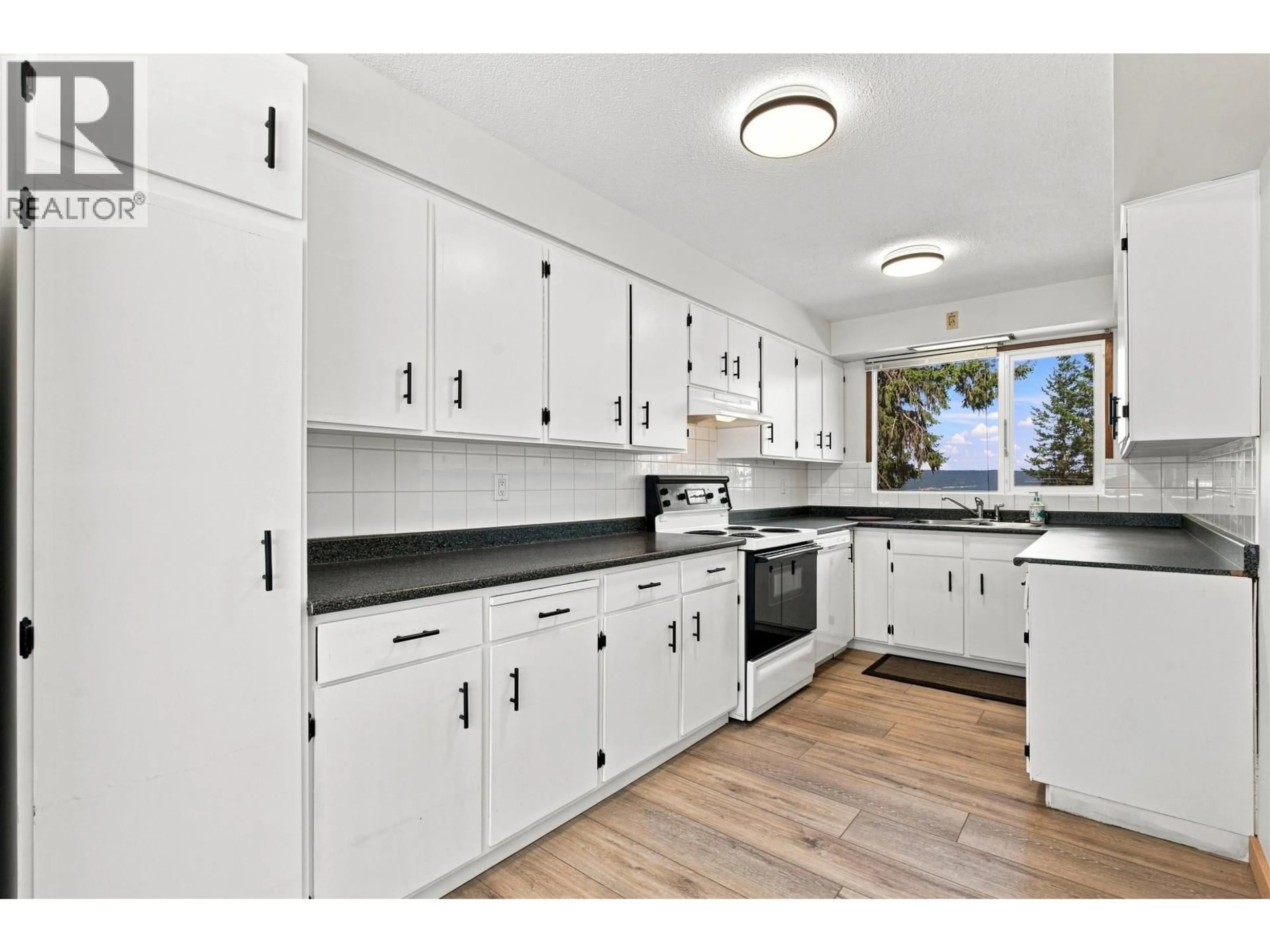 Standard kitchen, unknown for 1004 HODGSON ROAD, Williams Lake British Columbia V2G4Y3