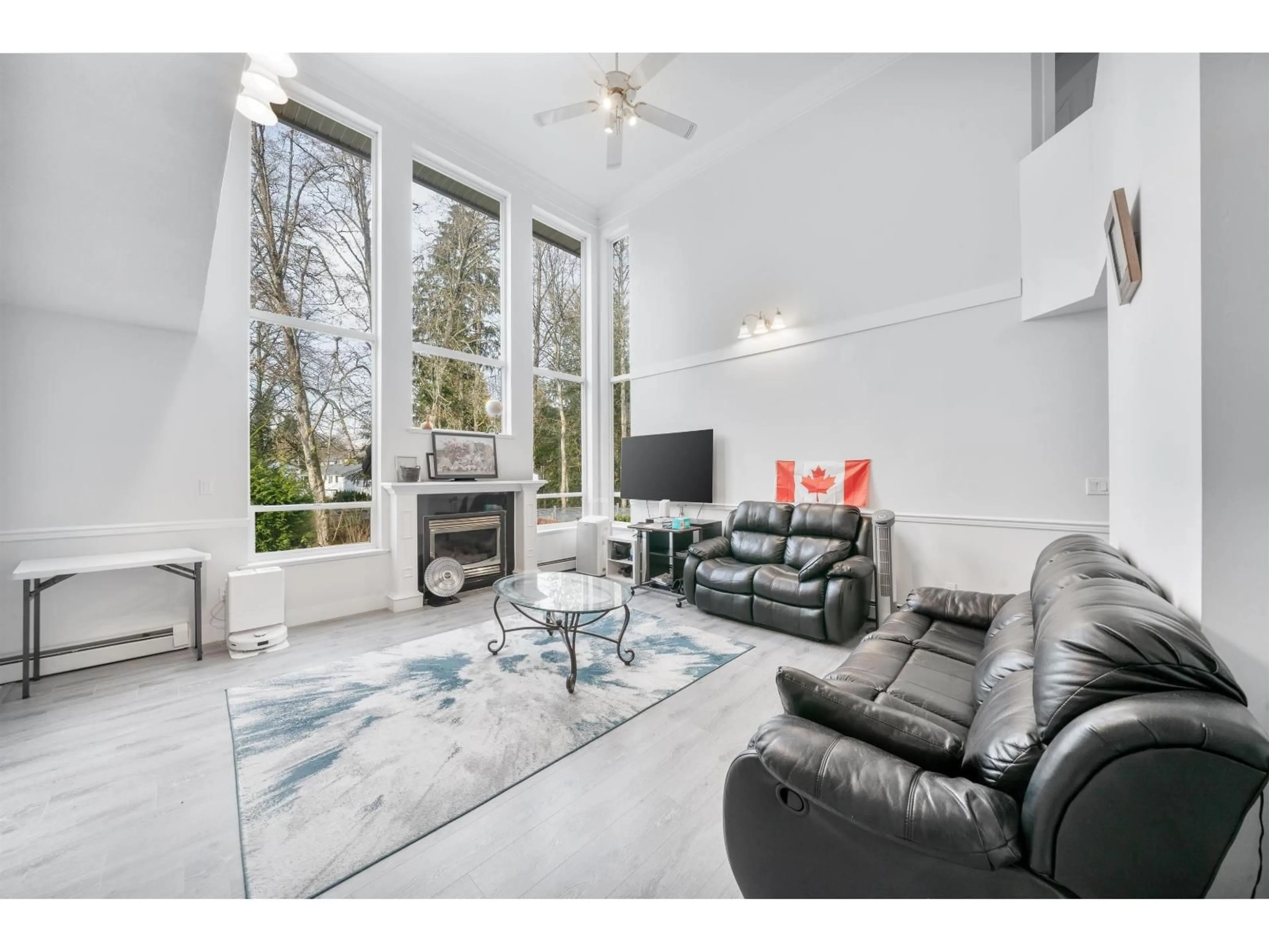 Living room with furniture, unknown for 14339 74A AVENUE, Surrey British Columbia V3W4C6