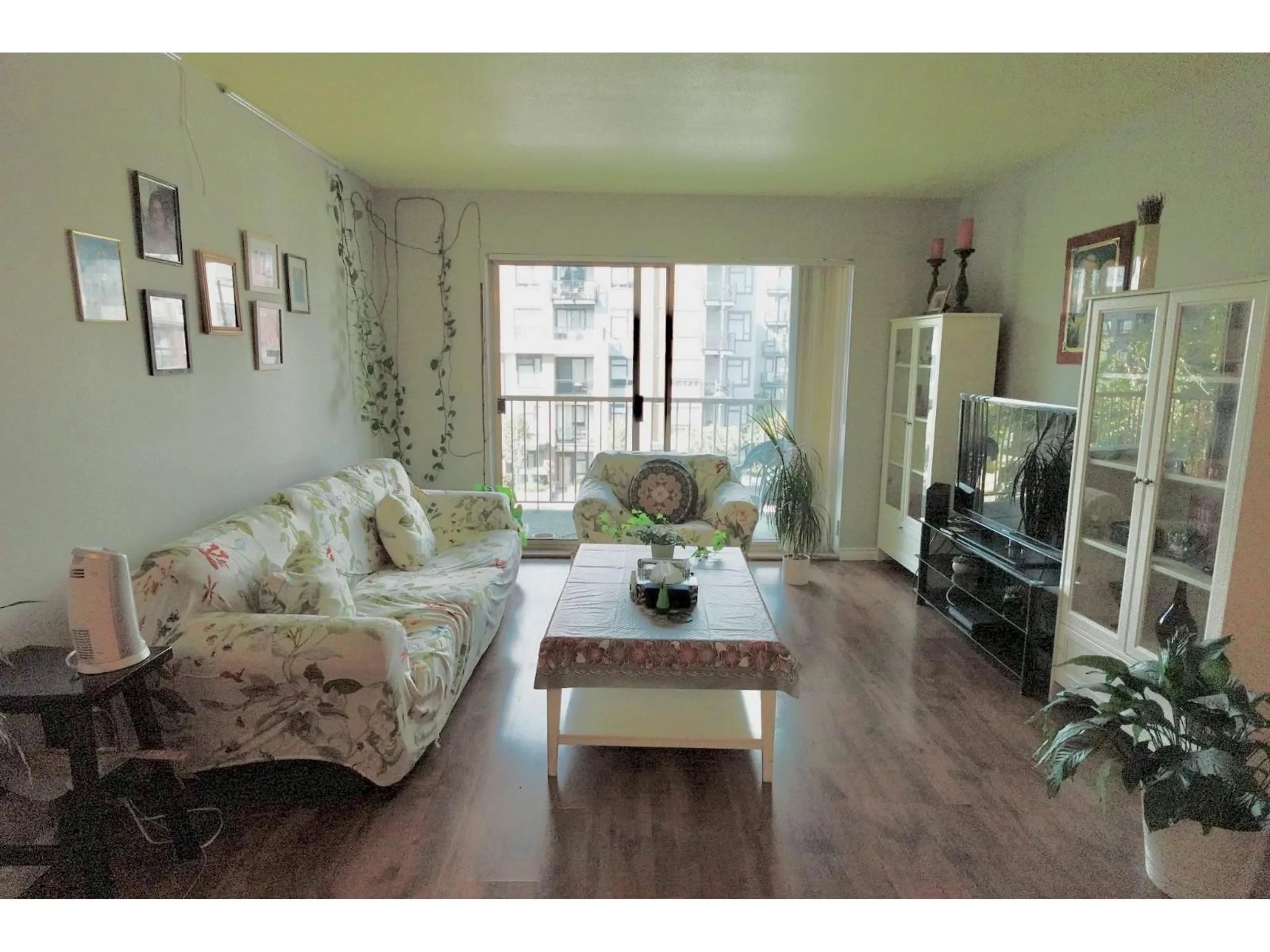 Living room with furniture, wood/laminate floor for 313 - 10756 138 STREET NORTH, Surrey British Columbia V3T4K5