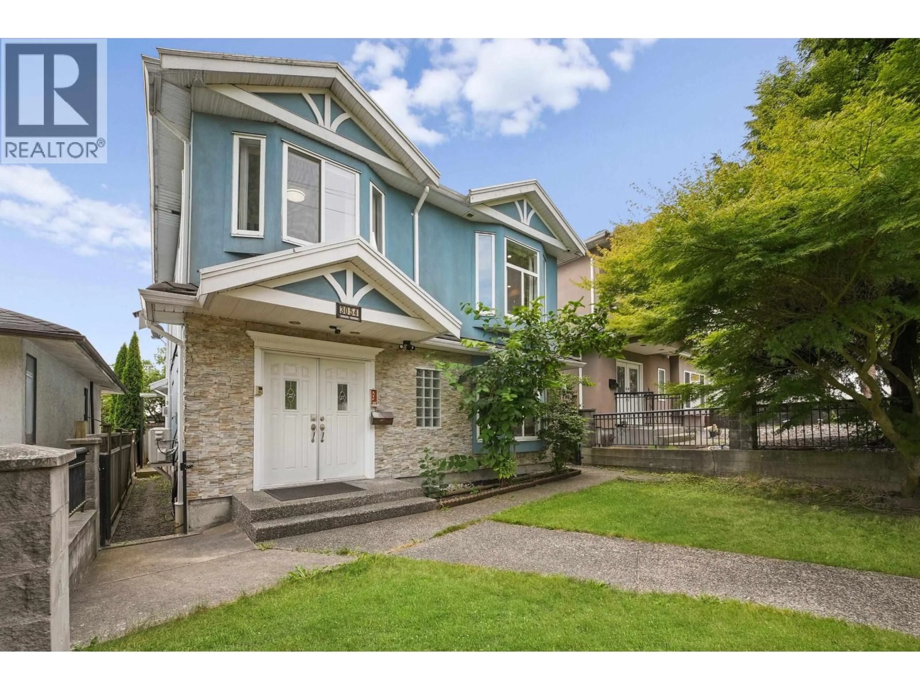 A pic from outside/outdoor area/front of a property/back of a property/a pic from drone, street for 3054 E 5TH AVENUE AVENUE, Vancouver British Columbia V5M1N8