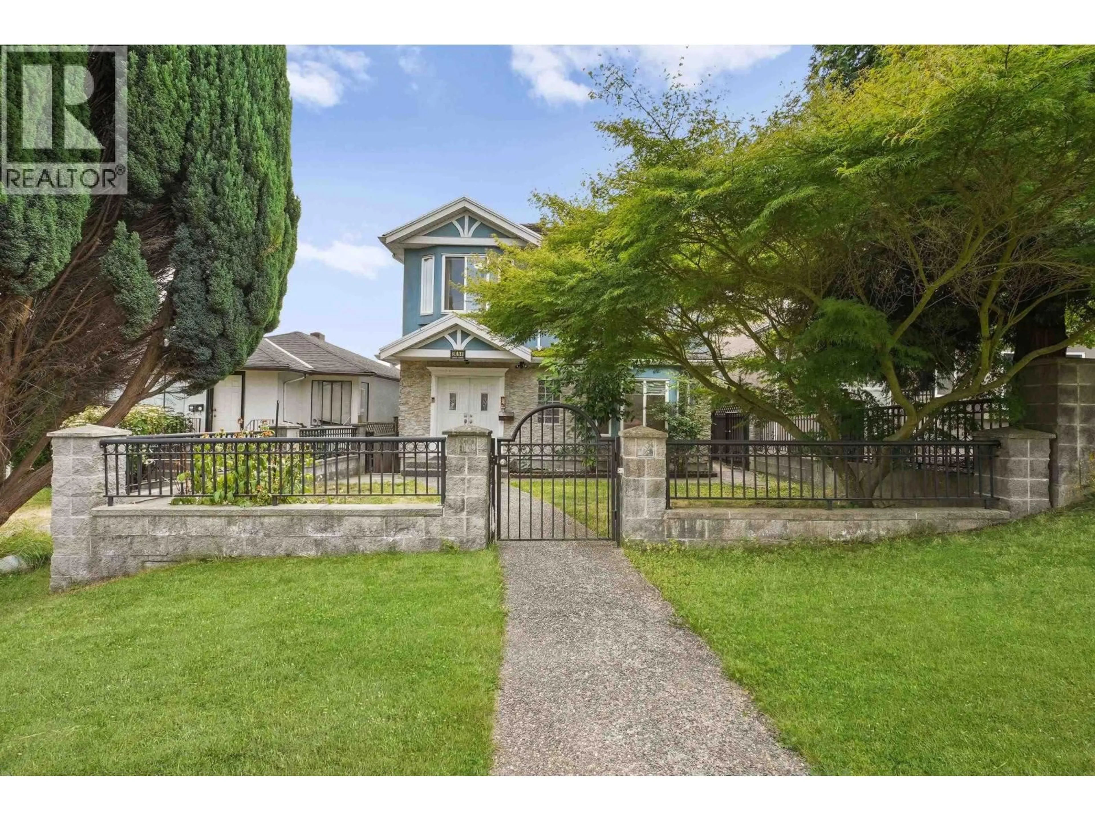 A pic from outside/outdoor area/front of a property/back of a property/a pic from drone, street for 3054 E 5TH AVENUE AVENUE, Vancouver British Columbia V5M1N8