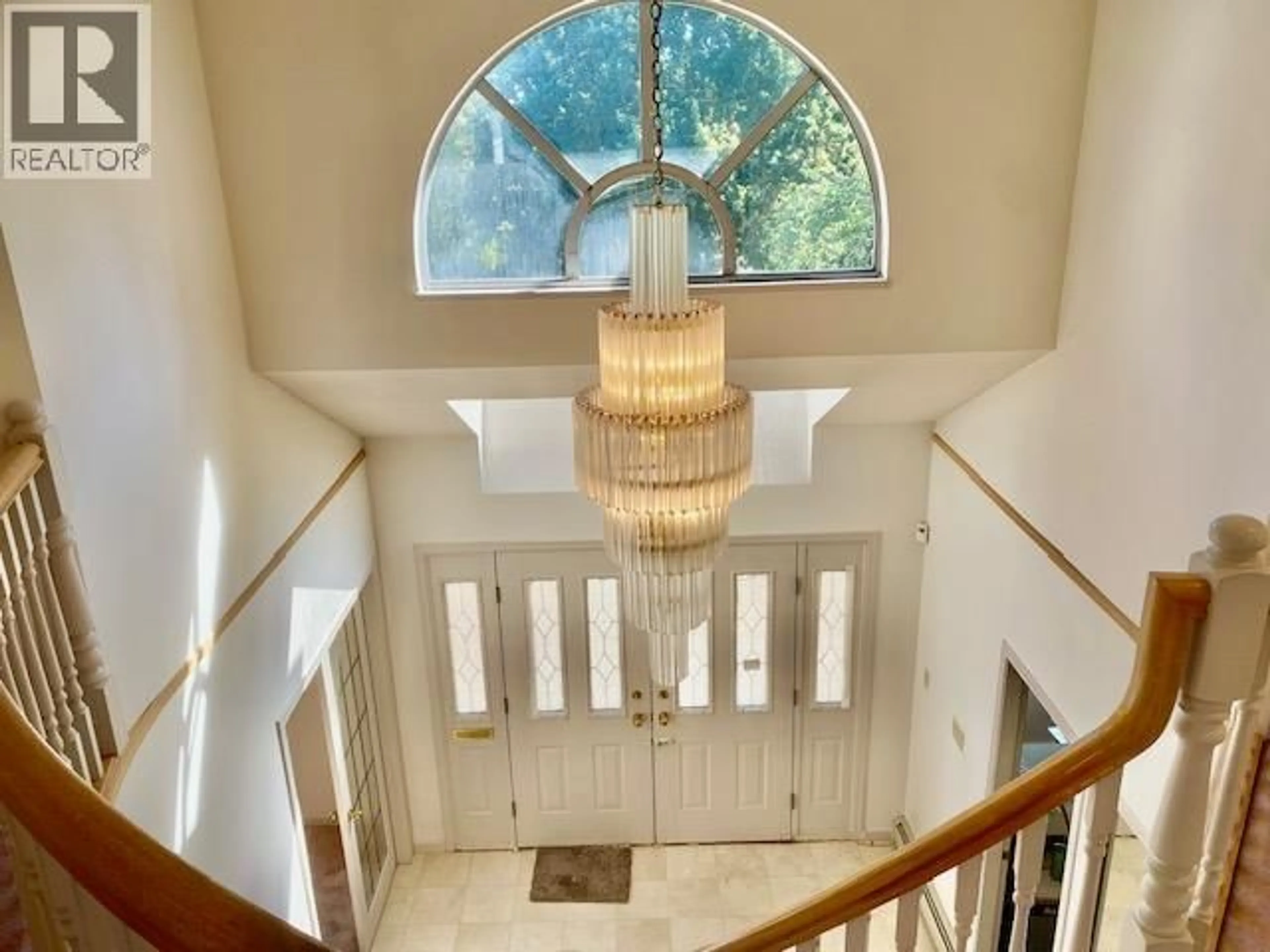 Indoor foyer for 469 40 AVENUE, Vancouver British Columbia V5Y2R5