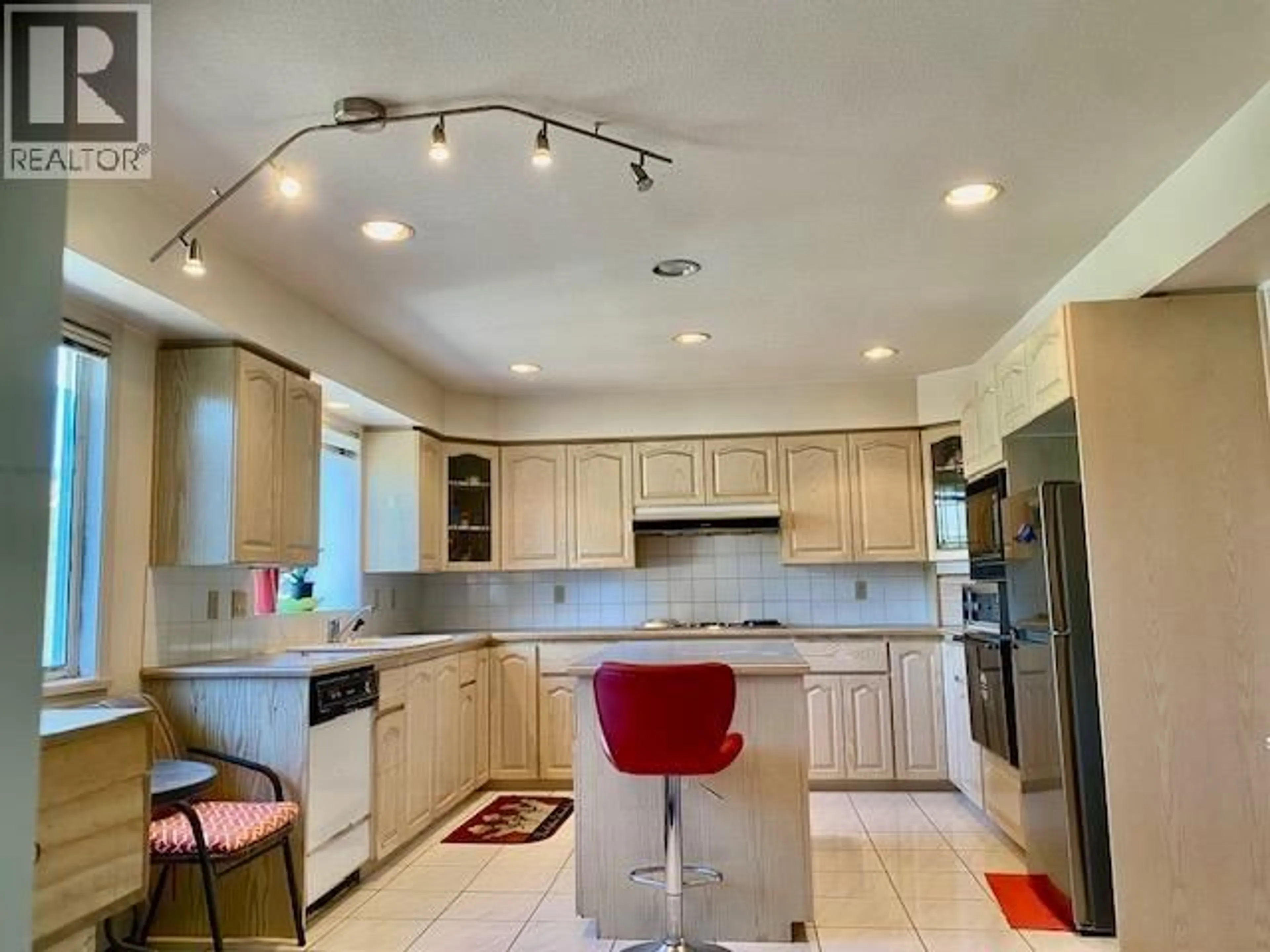 Open concept kitchen, ceramic/tile floor for 469 40 AVENUE, Vancouver British Columbia V5Y2R5