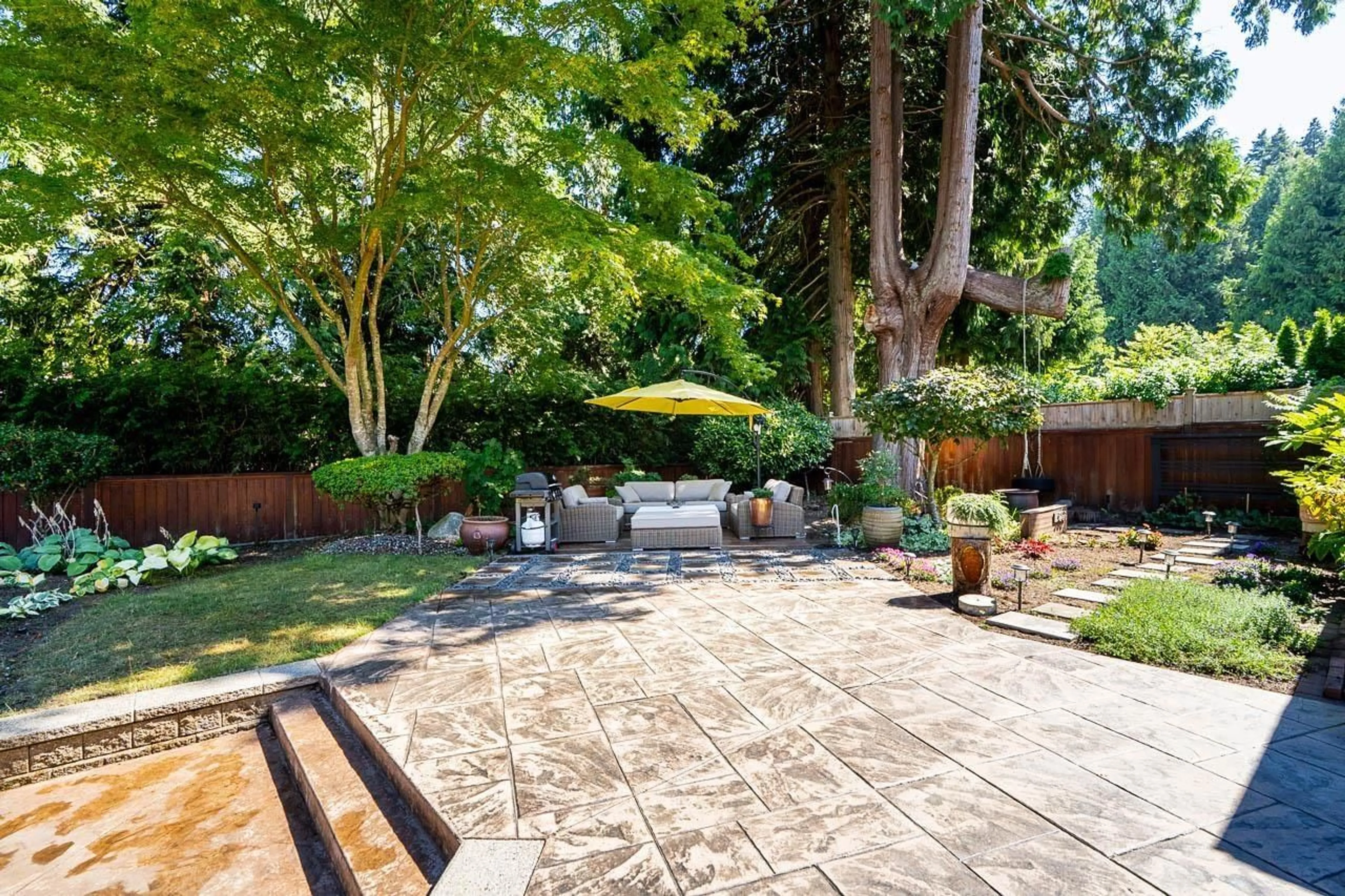 Patio, street for 2360 CHRISTOPHERSON ROAD, Surrey British Columbia V4A3L4