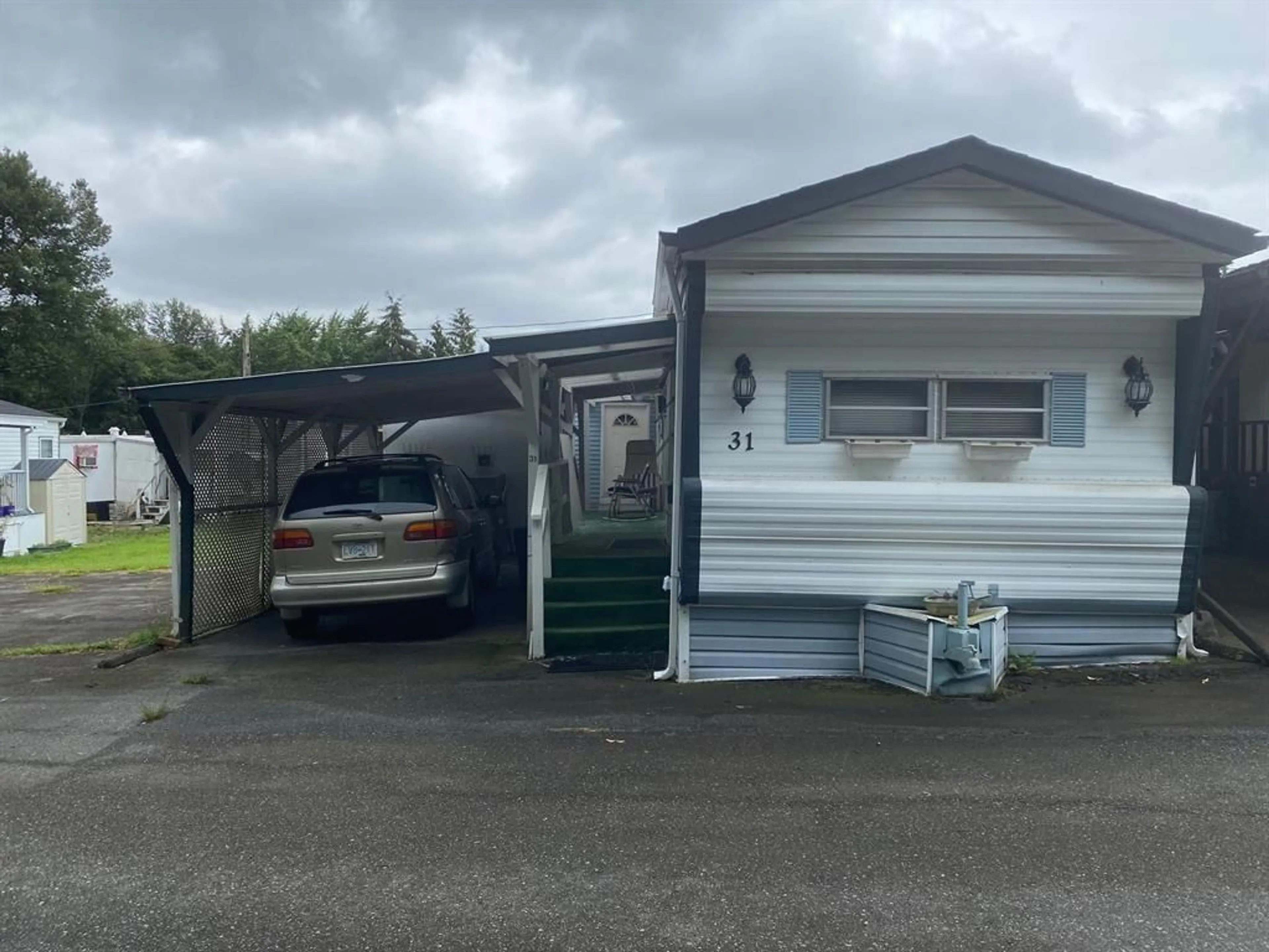 Indoor garage for 31 - 8266 KING GEORGE BOULEVARD, Surrey British Columbia V3W6E1