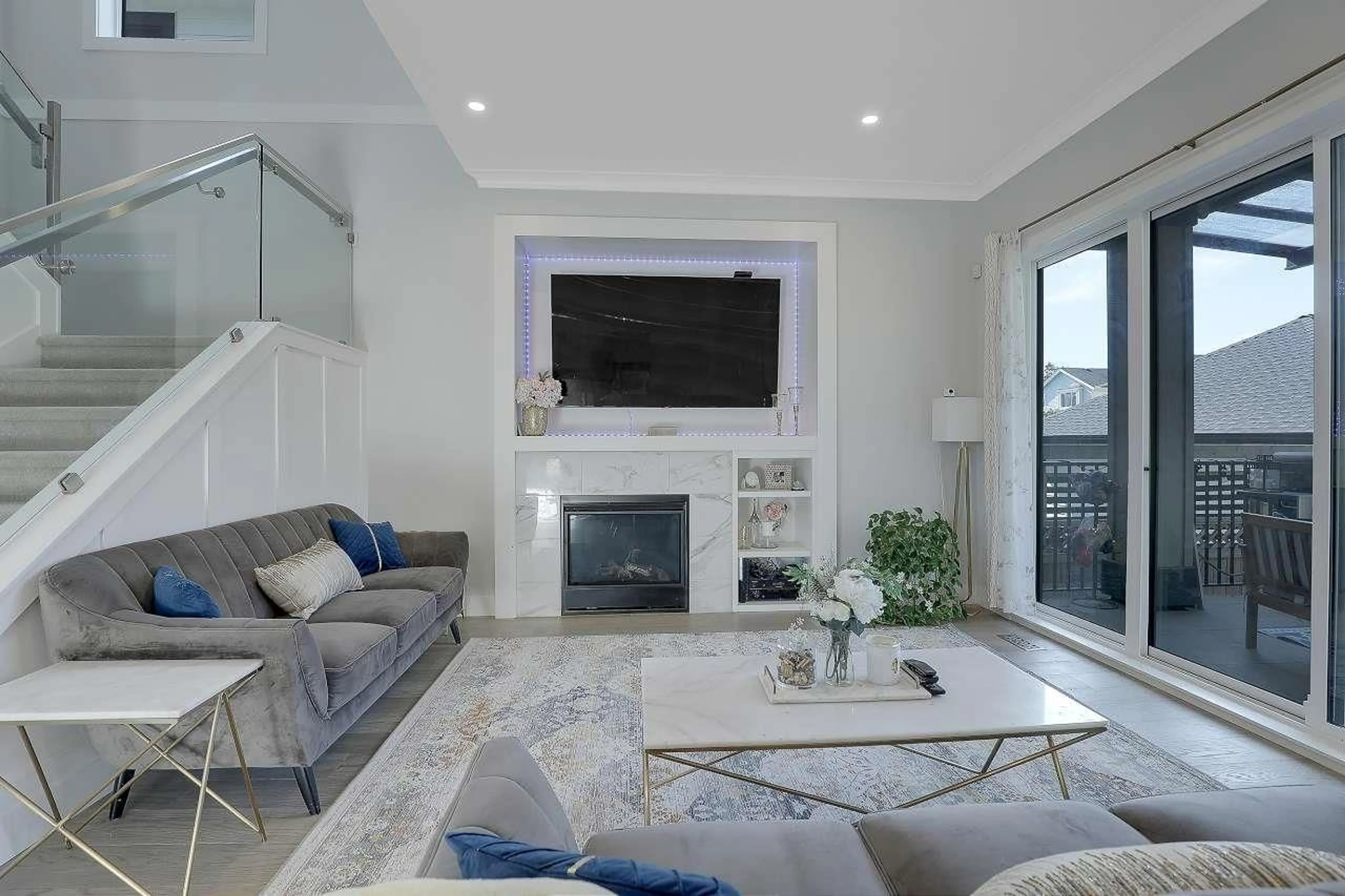 Living room with furniture, unknown for 15785 CRANLEY DRIVE, Surrey British Columbia V4A5C3