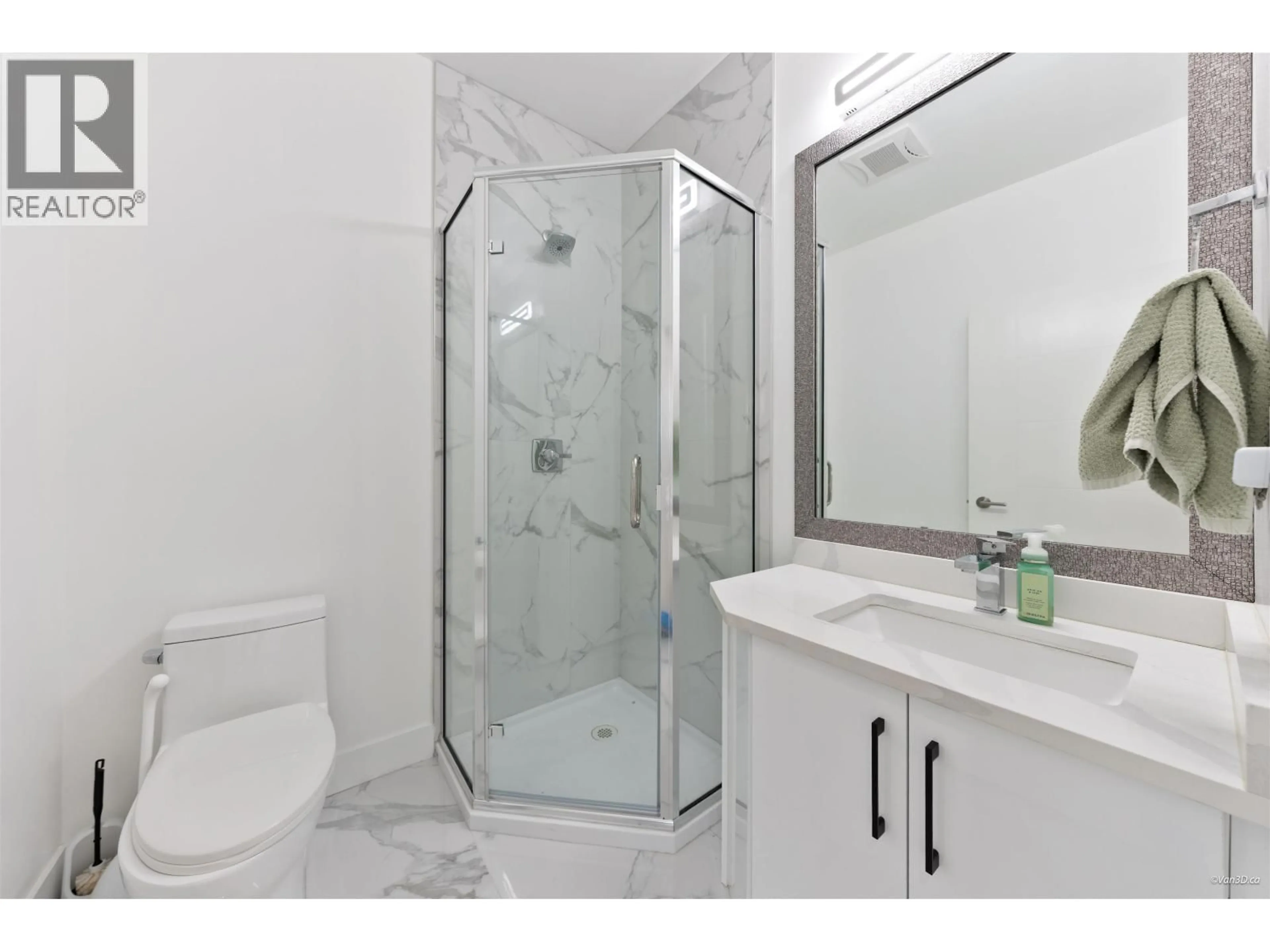 Standard bathroom, ceramic/tile floor for 6532 KNIGHT STREET, Vancouver British Columbia V5P2W2