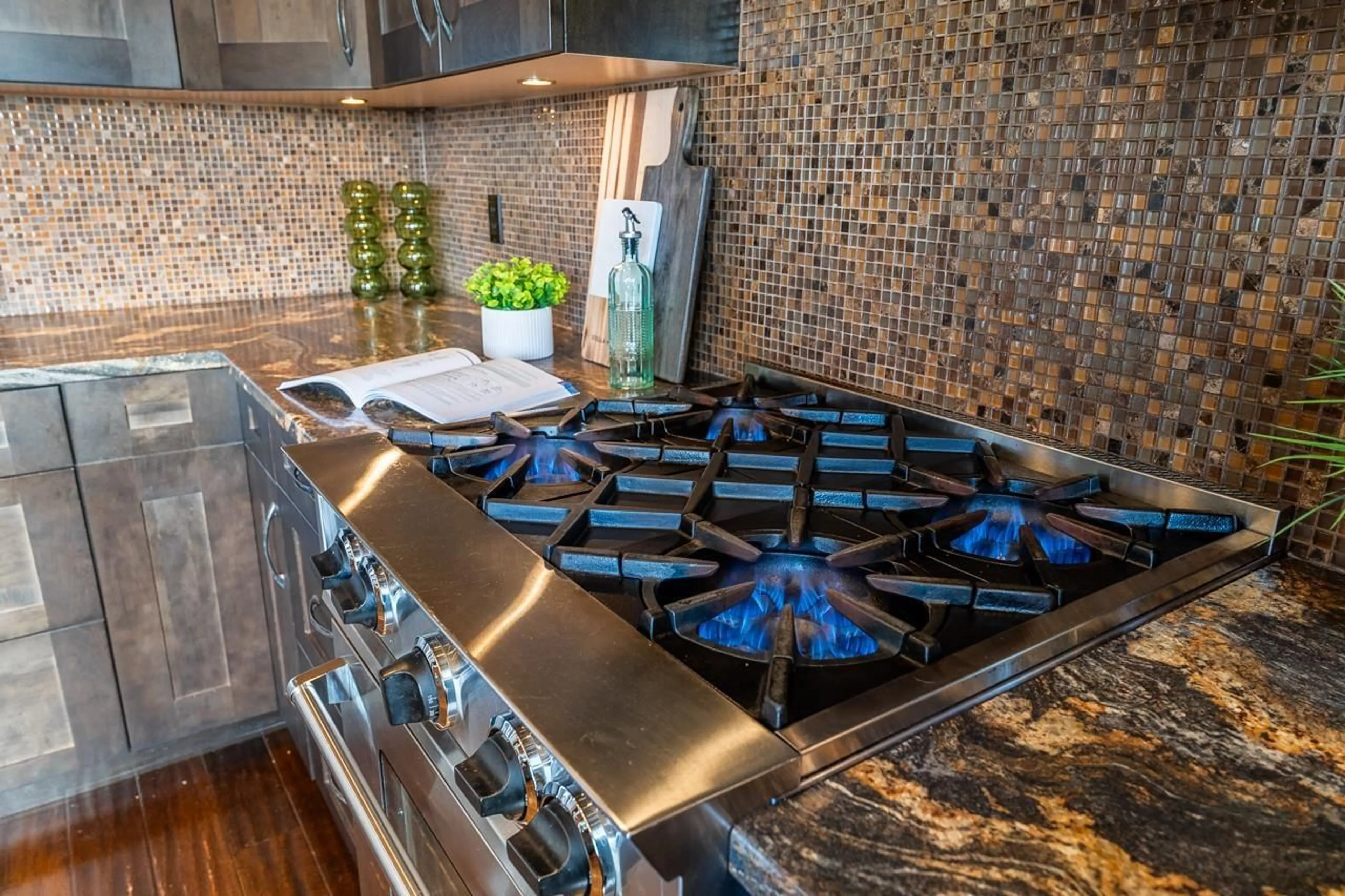 Contemporary kitchen, ceramic/tile floor for 8117 WILTSHIRE BOULEVARD, Delta British Columbia V4C4B5
