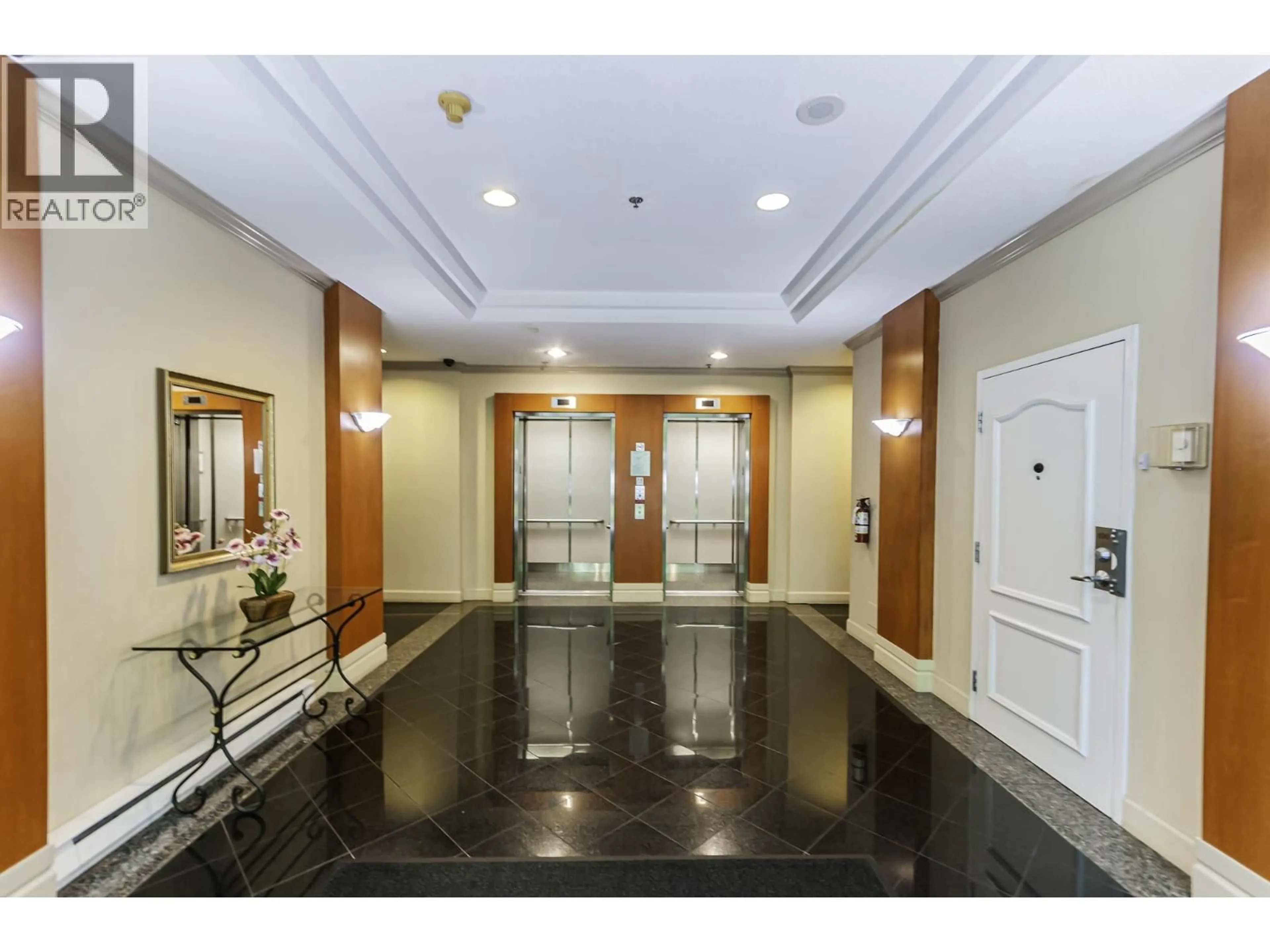 Indoor foyer for 303 - 7680 GRANVILLE AVENUE, Richmond British Columbia V6Y4B9