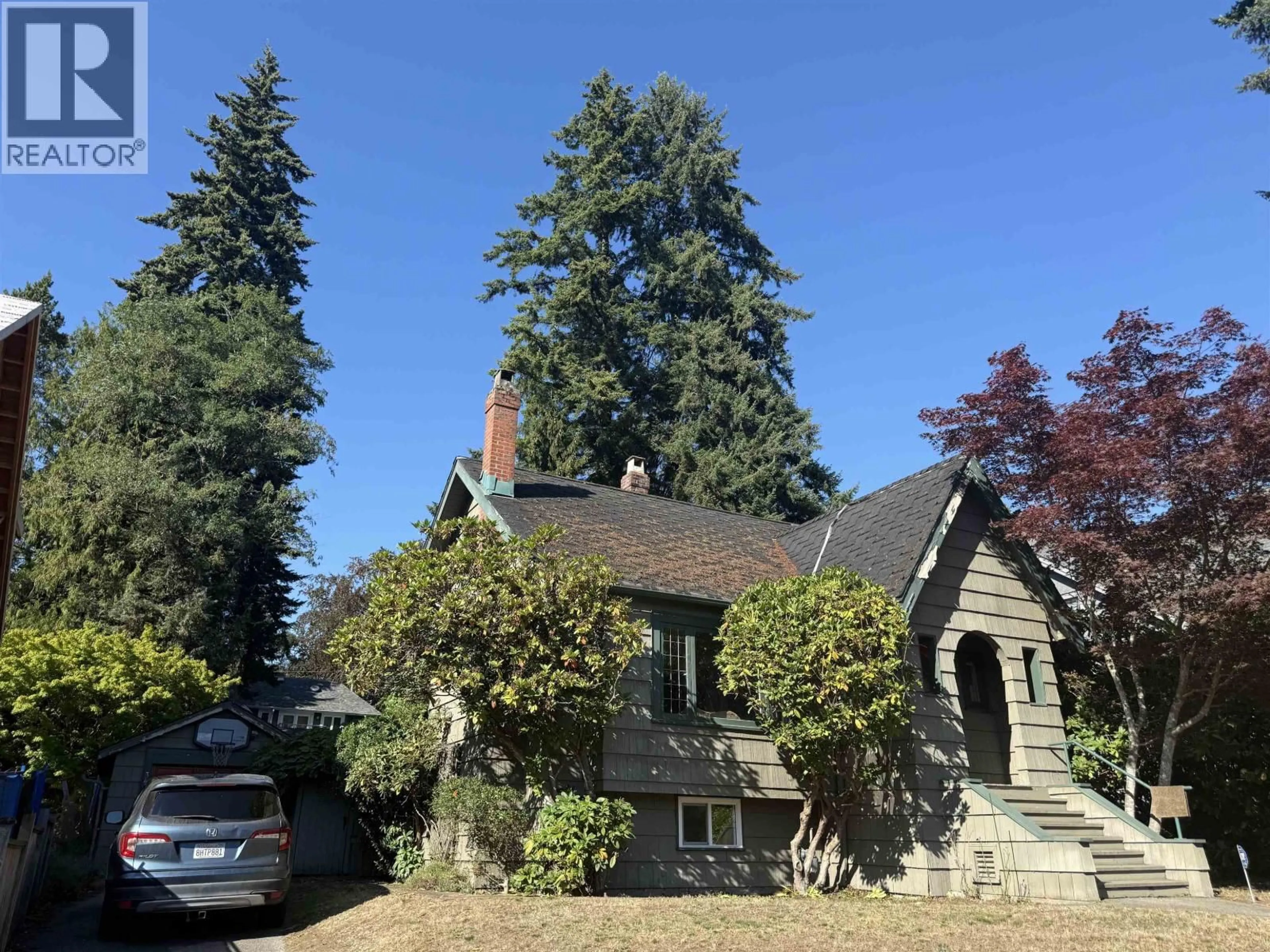 A pic from outside/outdoor area/front of a property/back of a property/a pic from drone, street for 3441 35TH AVENUE, Vancouver British Columbia V6N2N3