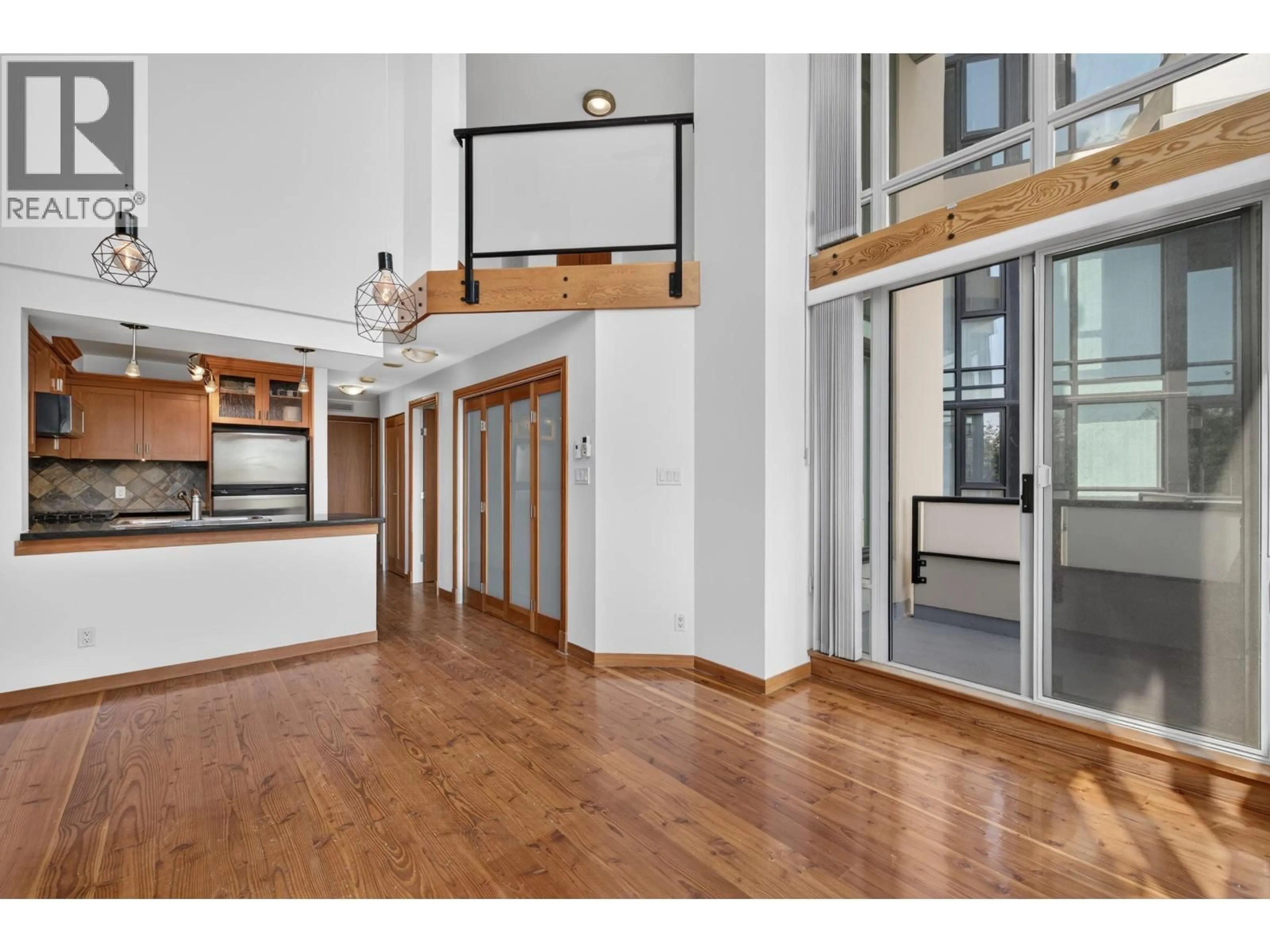 Indoor foyer for 201 - 7 RIALTO COURT, New Westminster British Columbia V3M7A8