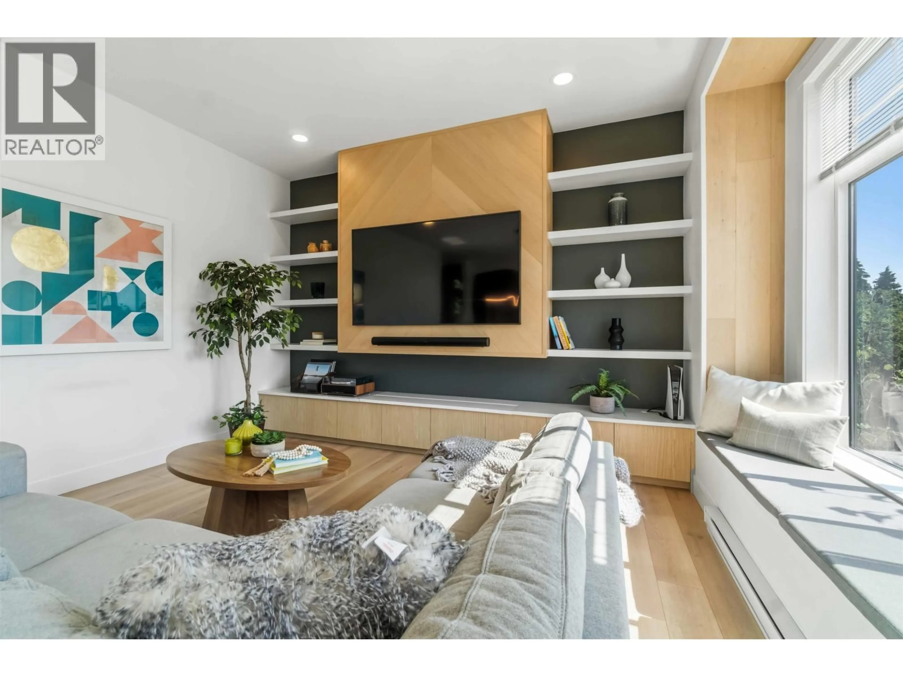 Living room with furniture, wood/laminate floor for 9 - 3552 VICTORIA DRIVE, Coquitlam British Columbia V3N0N7