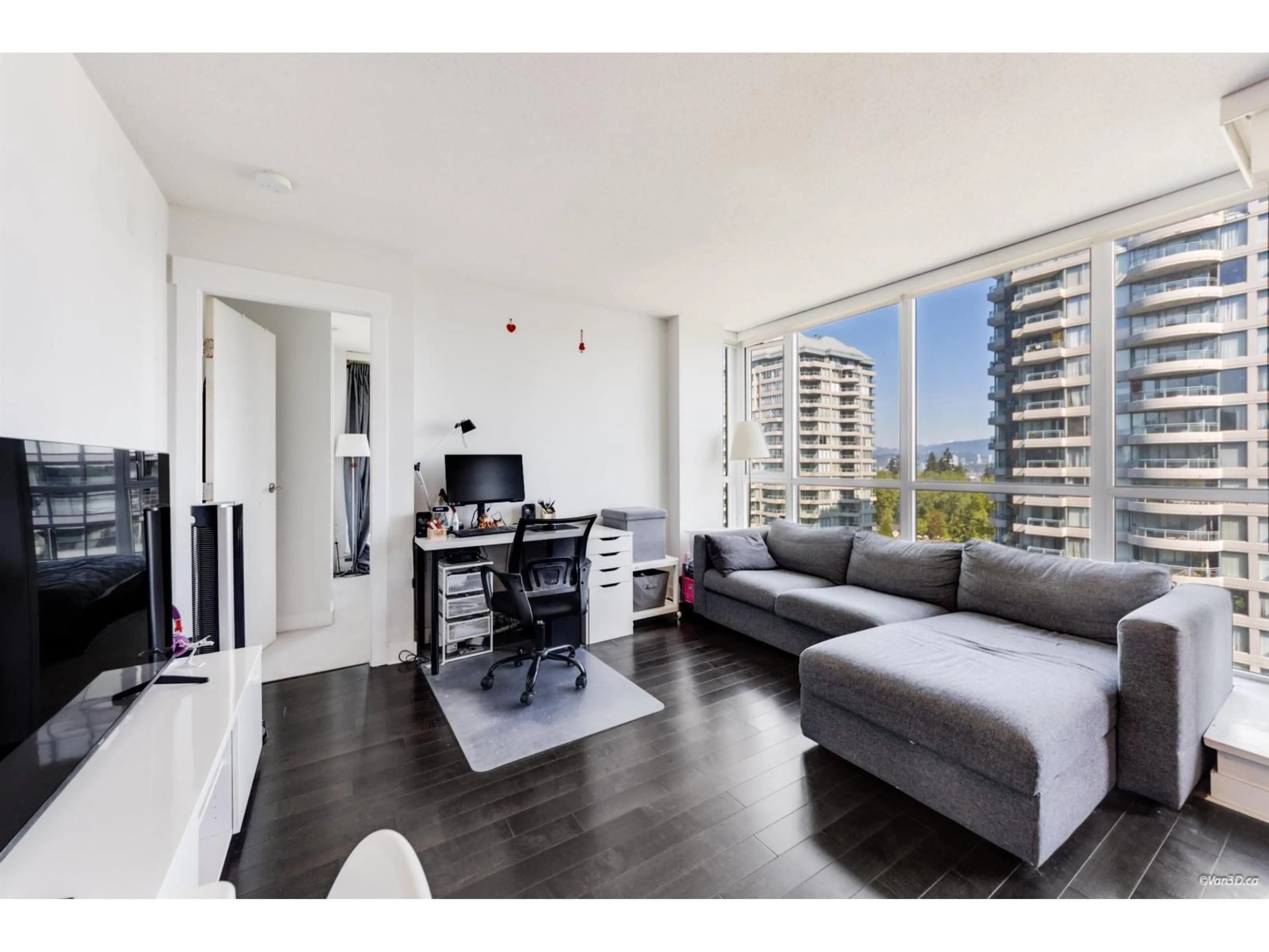 Living room with furniture, wood/laminate floor for 909 - 10777 UNIVERSITY DRIVE, Surrey British Columbia V3T0E6