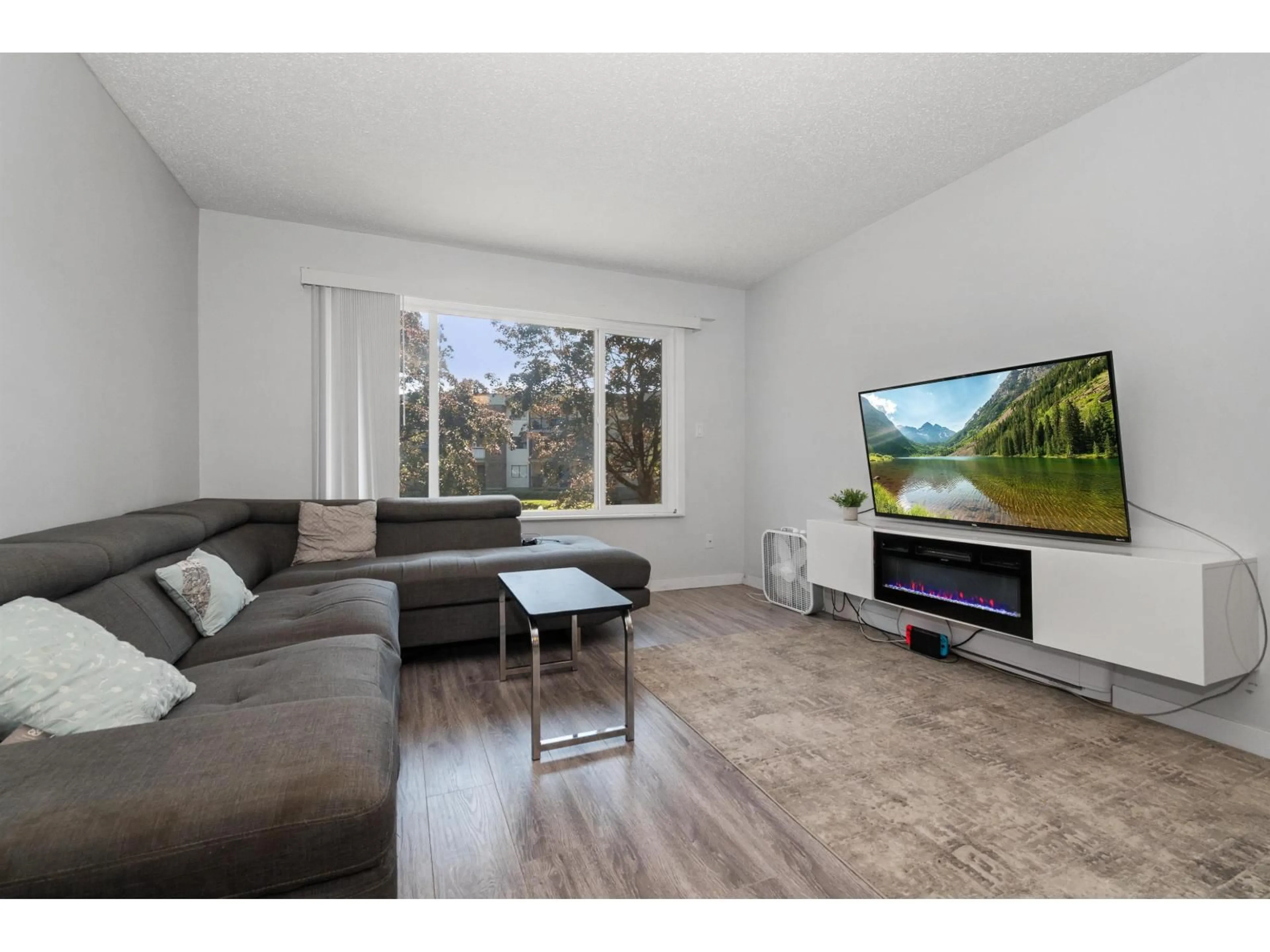 Living room with furniture, wood/laminate floor for 115 - 45598 MCINTOSH DRIVE, Chilliwack British Columbia V2P7J3