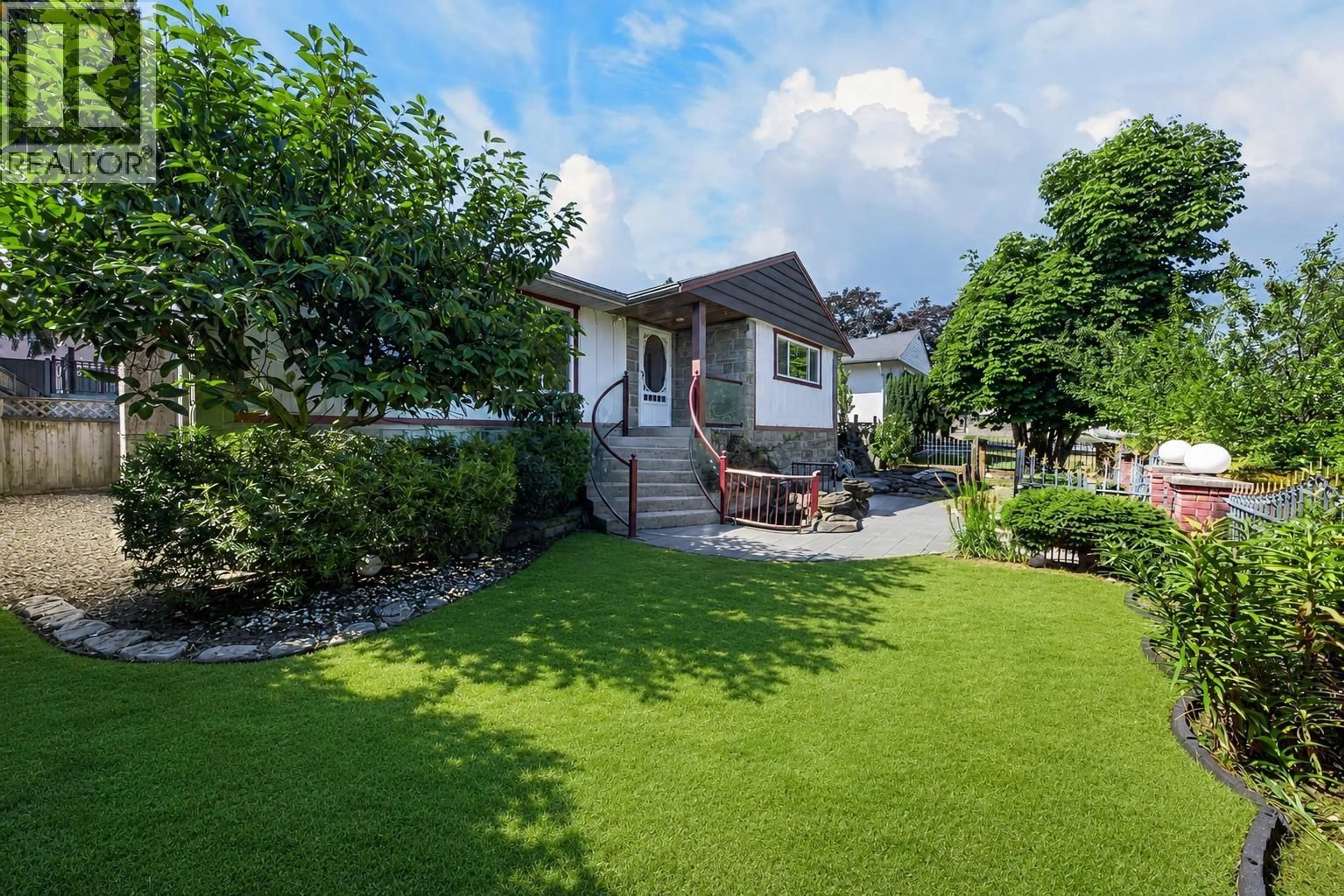 A pic from outside/outdoor area/front of a property/back of a property/a pic from drone, street for 4116 GILPIN CRESCENT, Burnaby British Columbia V5G2K2