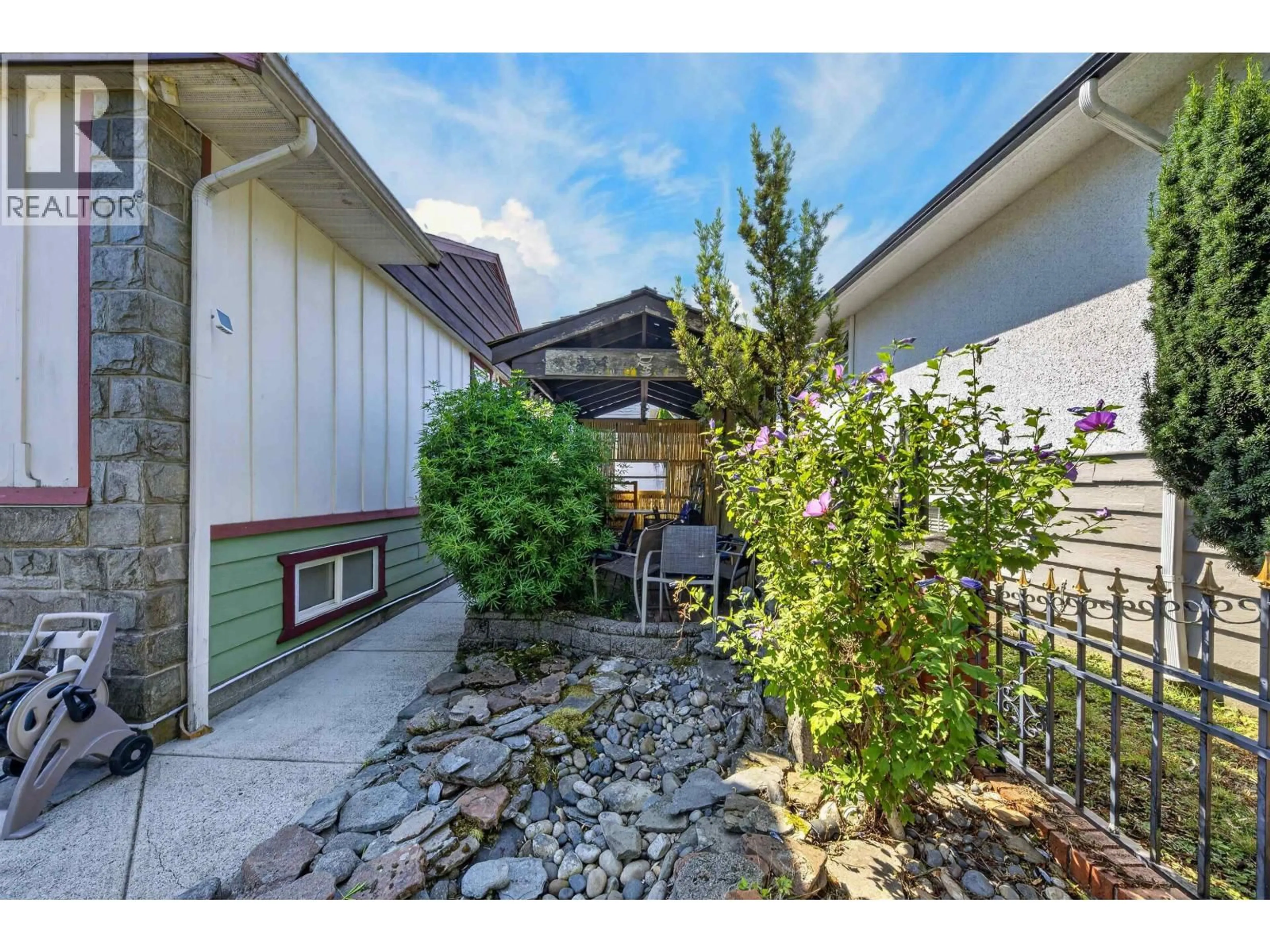 Patio, street for 4116 GILPIN CRESCENT, Burnaby British Columbia V5G2K2