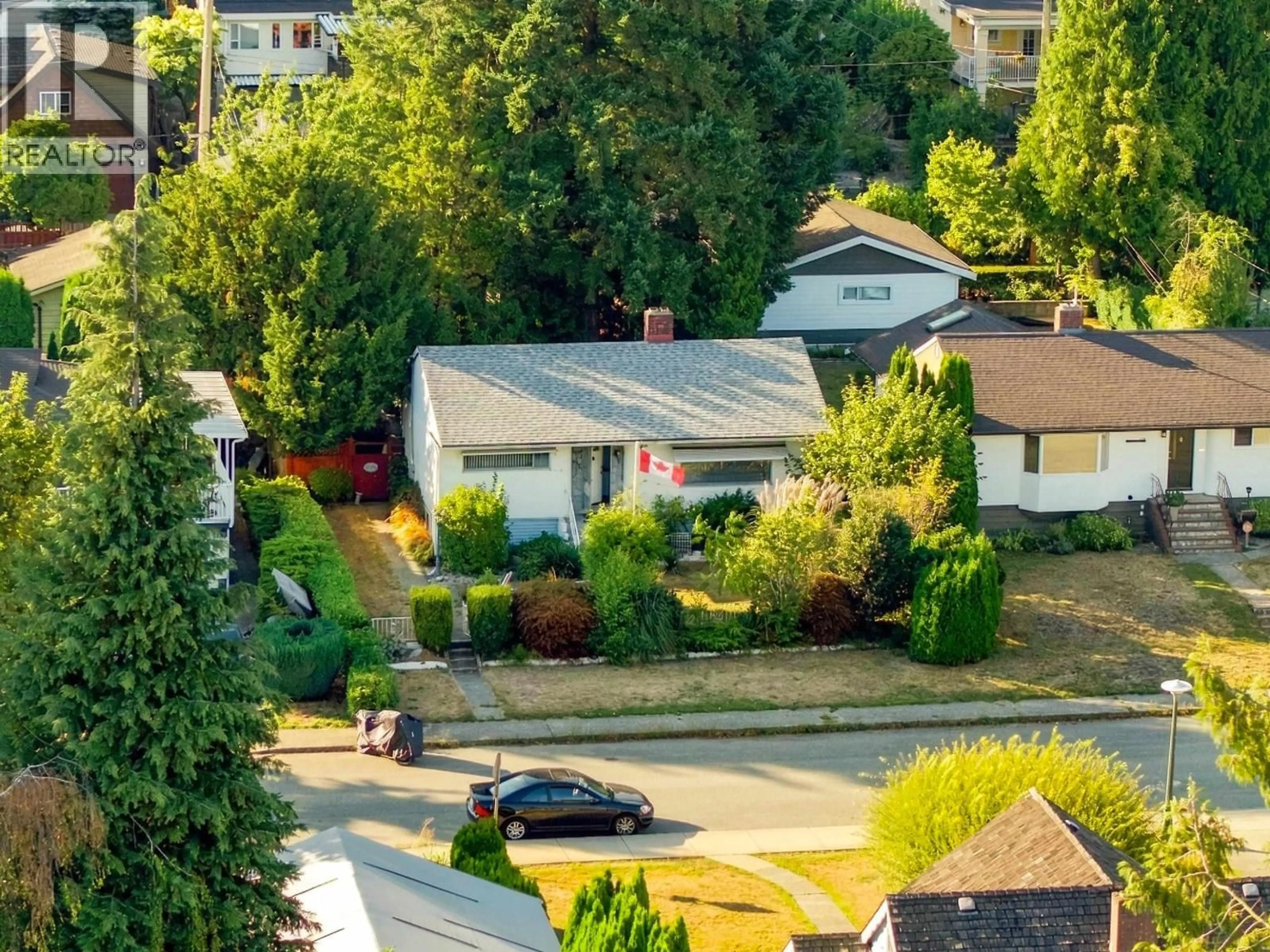 A pic from outside/outdoor area/front of a property/back of a property/a pic from drone, unknown for 121 SINCLAIR AVENUE, New Westminster British Columbia V3L1Z8