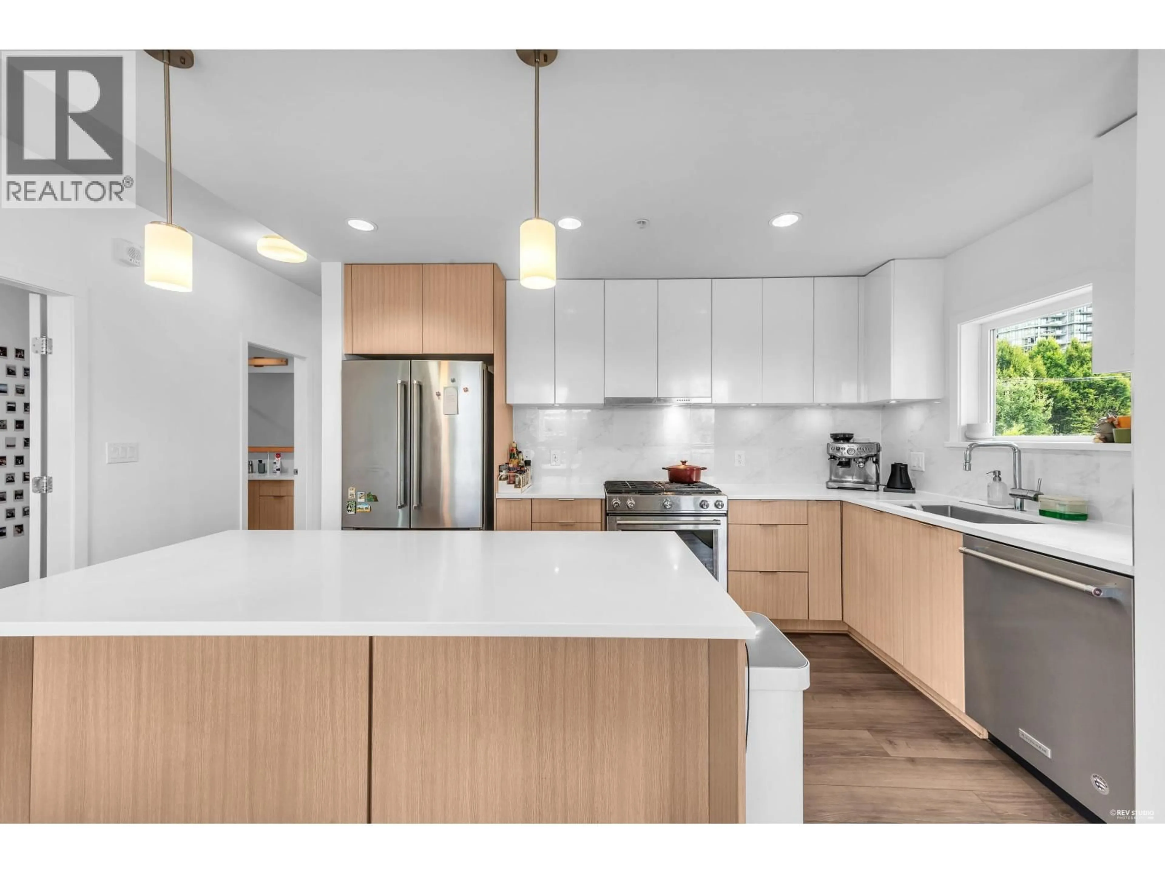 Contemporary kitchen, wood/laminate floor for 412 - 2188 MADISON AVENUE, Burnaby British Columbia V5C0J8