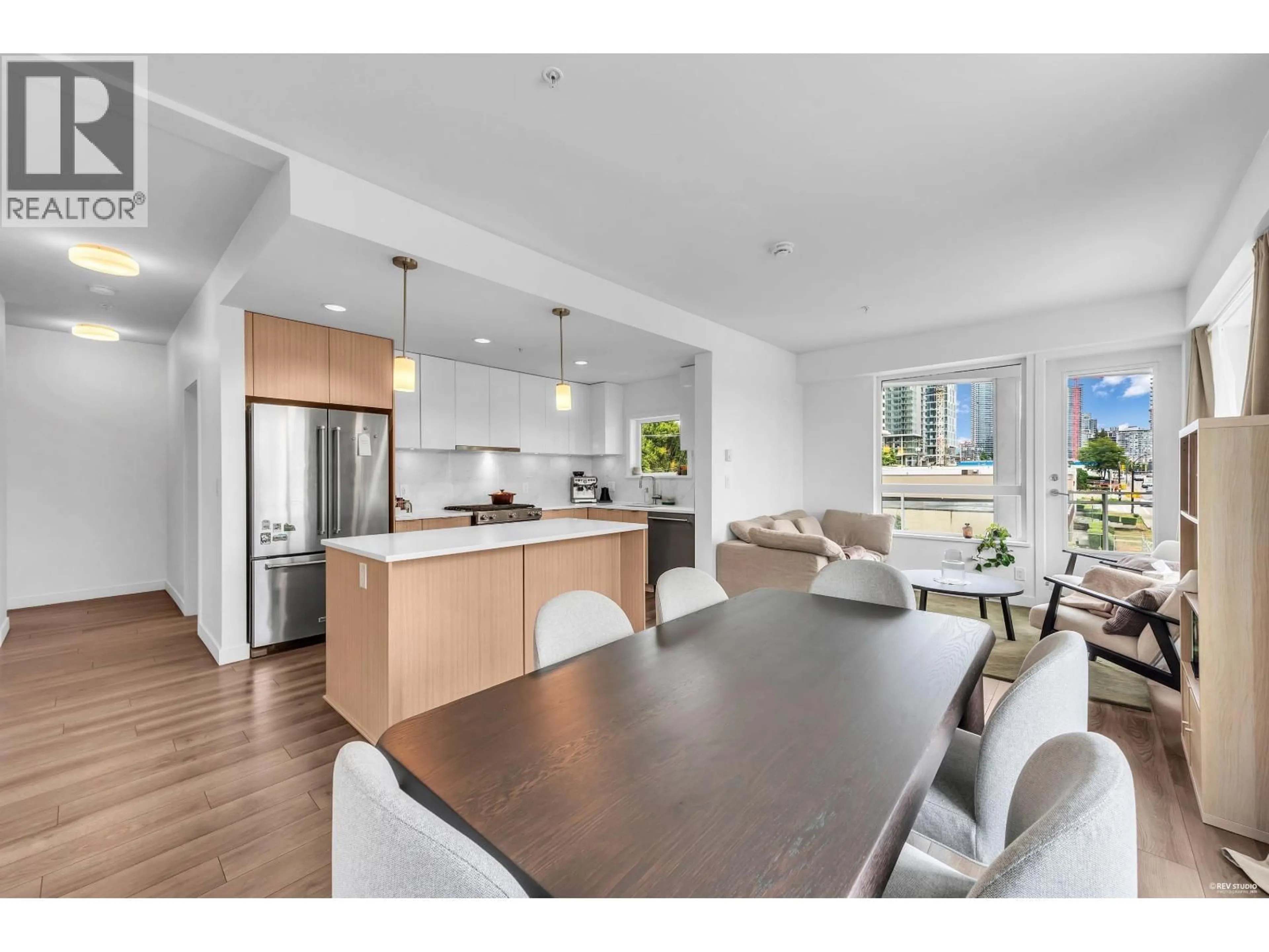 Open concept kitchen, wood/laminate floor for 412 - 2188 MADISON AVENUE, Burnaby British Columbia V5C0J8