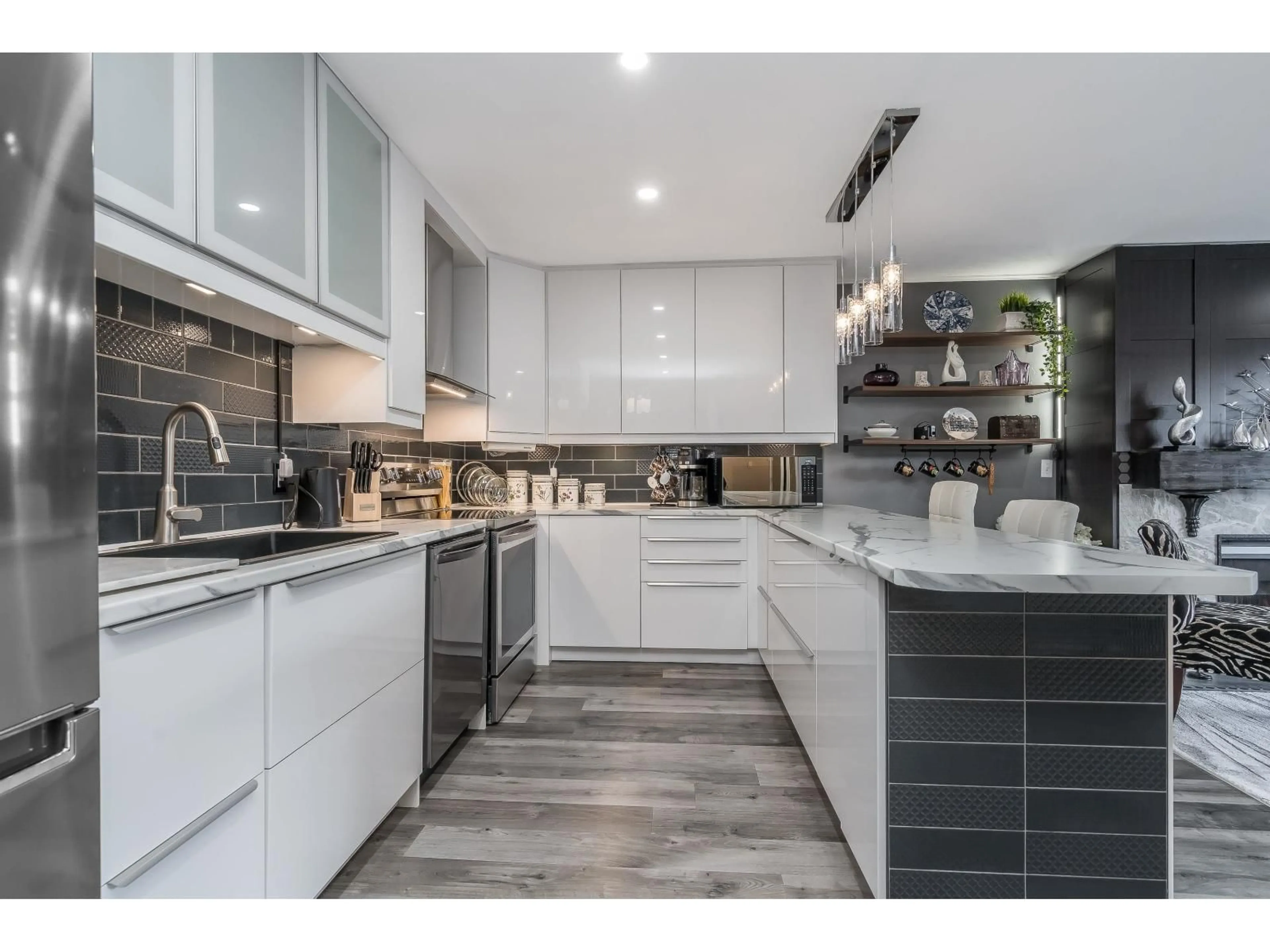 Contemporary kitchen, unknown for 308 - 1441 BLACKWOOD STREET, White Rock British Columbia V3B3V6