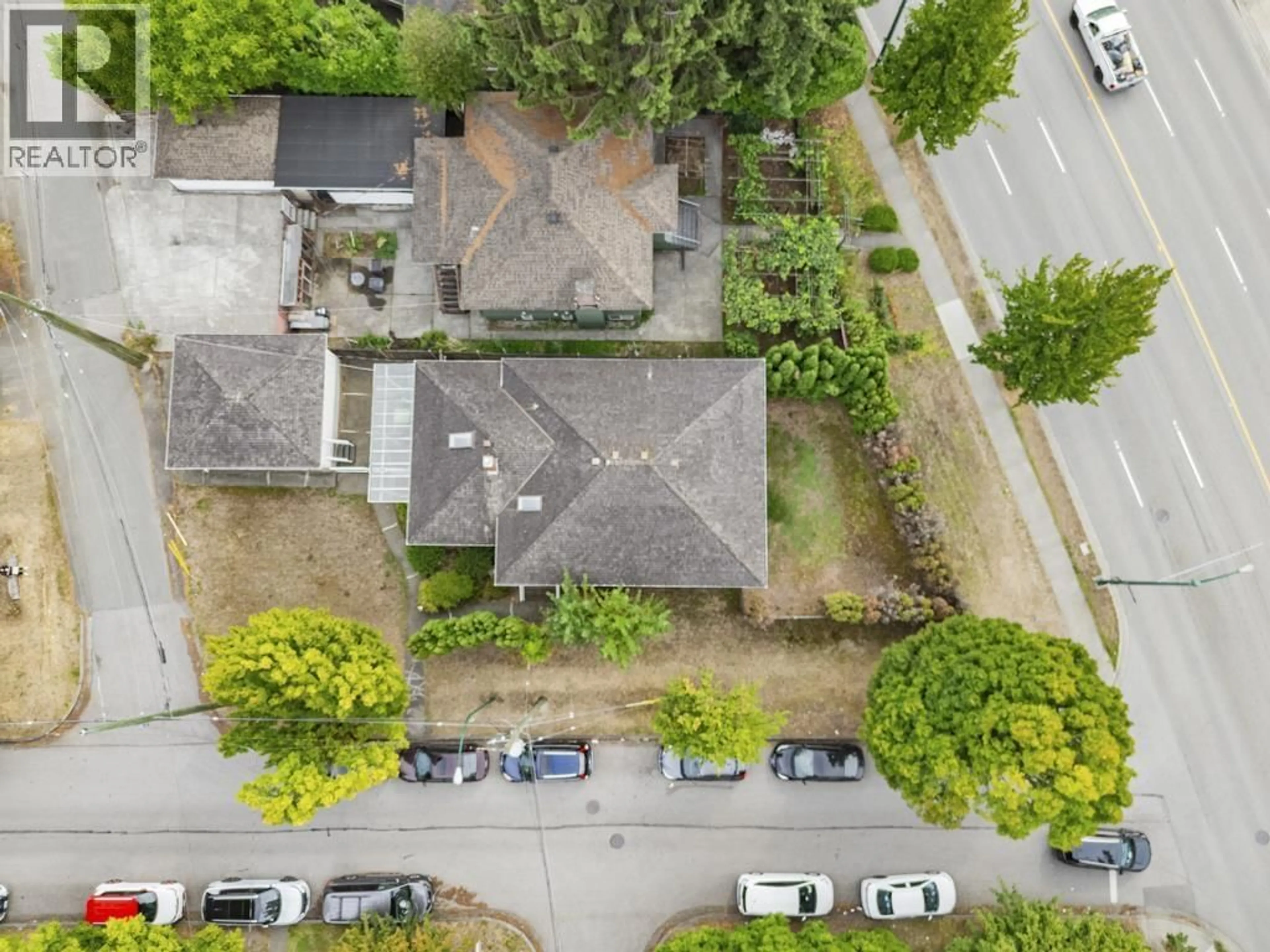 A pic from outside/outdoor area/front of a property/back of a property/a pic from drone, street for 8080 COLUMBIA STREET, Vancouver British Columbia V5X2Z6