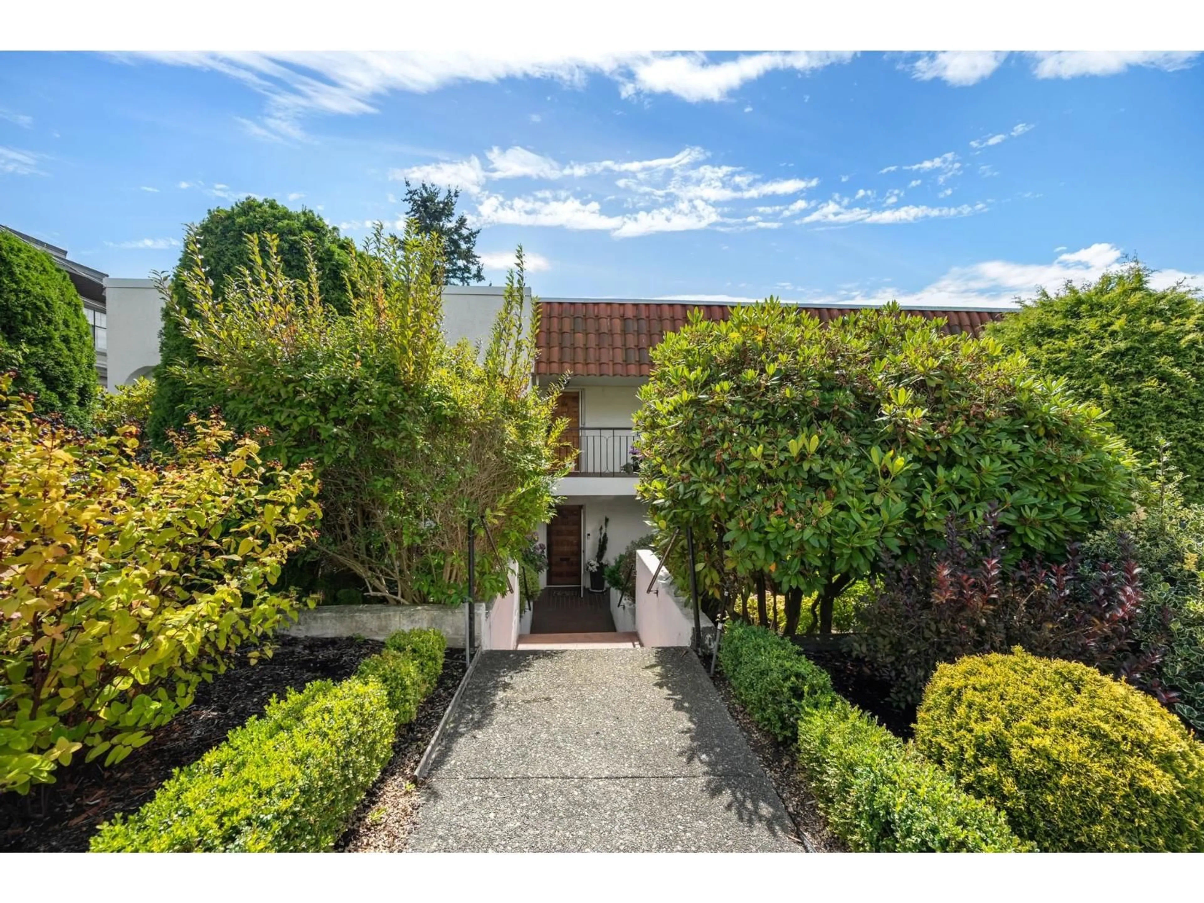 A pic from outside/outdoor area/front of a property/back of a property/a pic from drone, street for 204 - 15070 PROSPECT AVENUE, White Rock British Columbia V4B2B7