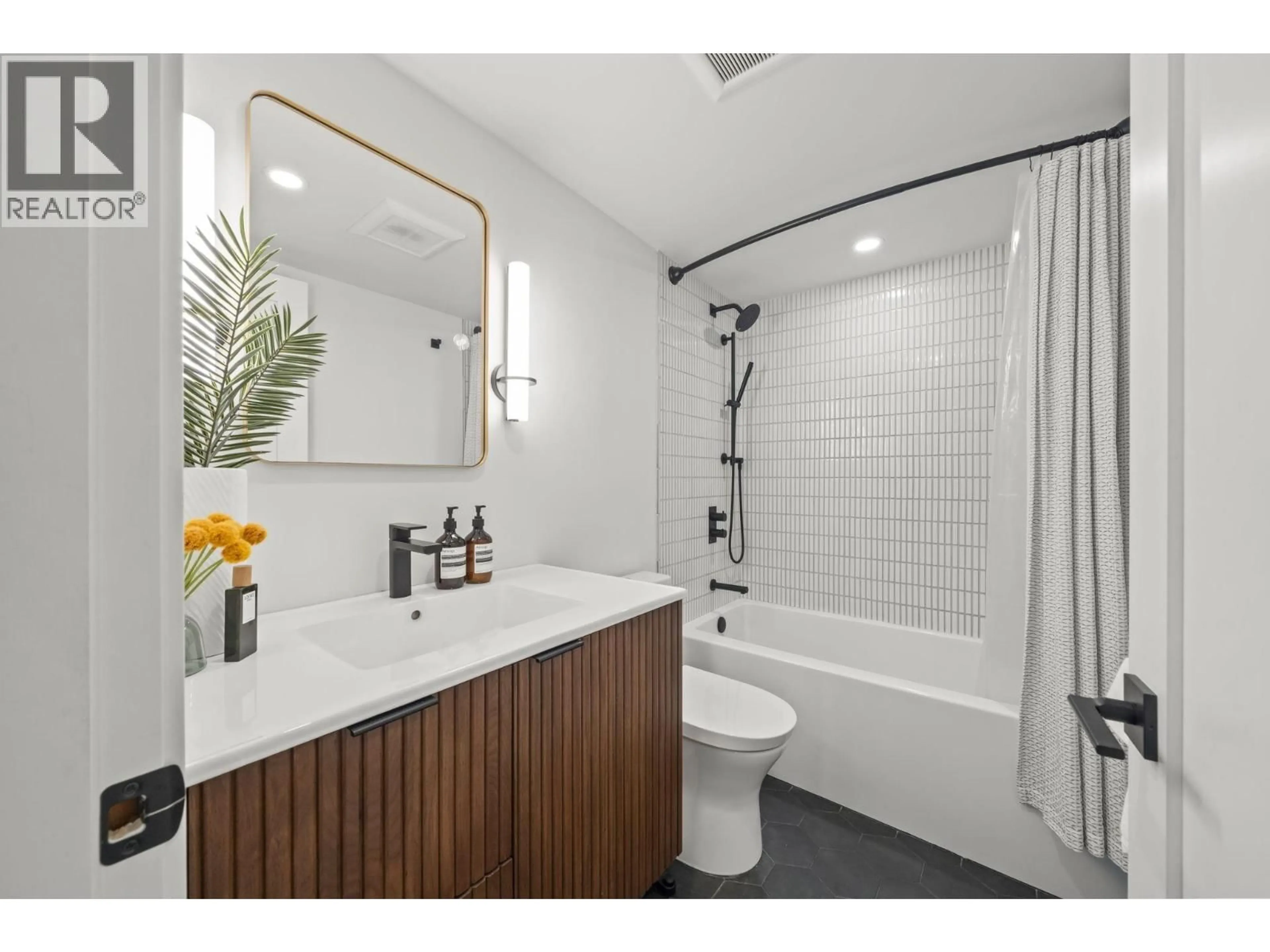 Contemporary bathroom, ceramic/tile floor for 206 - 327 2ND STREET, North Vancouver British Columbia V7M1E2