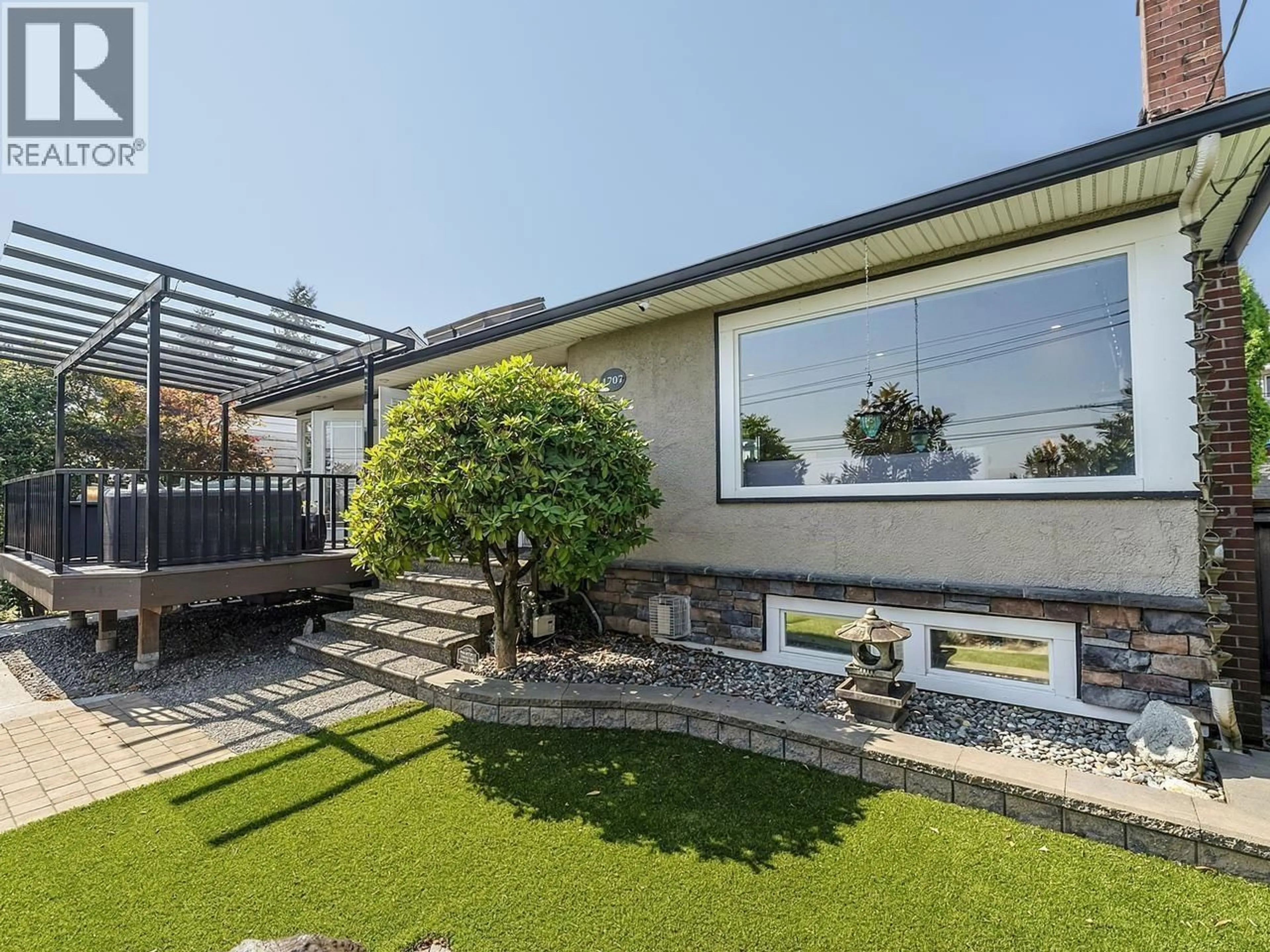 A pic from outside/outdoor area/front of a property/back of a property/a pic from drone, unknown for 1707 NANAIMO STREET, New Westminster British Columbia V3M2G7